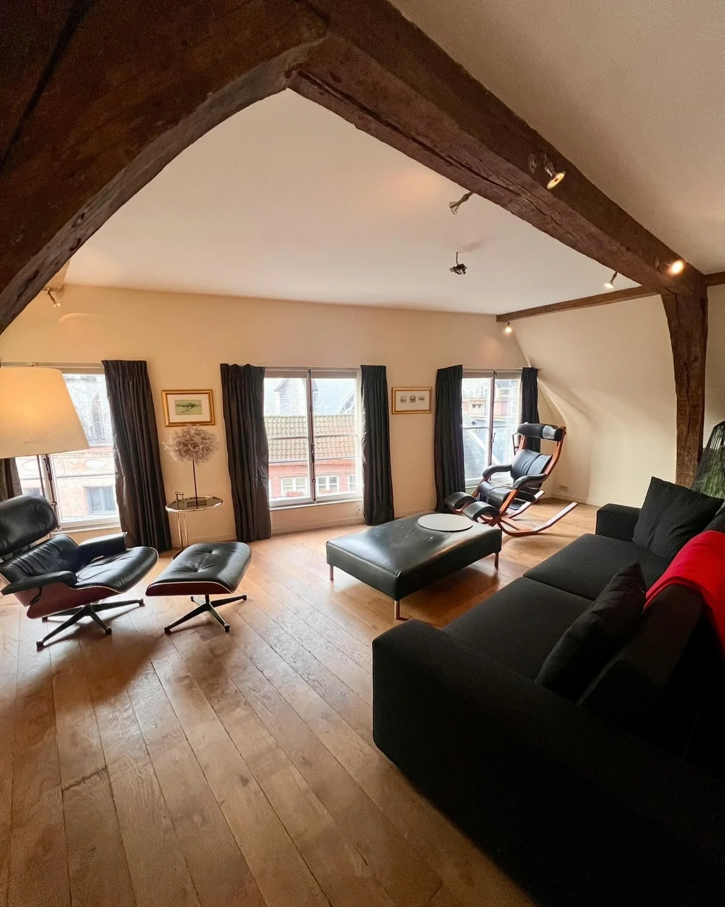 Relax in the reading room @linenresidences ⁣
.⁣
.⁣
.⁣
.⁣
.⁣
#antwerp #antwerpen #antwerpencity #antwerpen🇧🇪 #anvers #artnouveau #artnouveau_europe #artnouveauantwerp #artnouveauarchitecture #artnouveaubelge #artnouveaubuilding #artnouveaudesign #ar