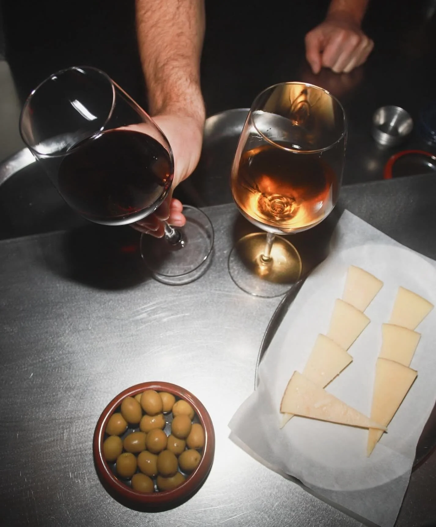 Recommendation | For a great bar &amp; wine shop @barbordell an 8 min walk from our Lijnwaadmarkt residence ⁣
.⁣
.⁣
.⁣
.⁣
.⁣
#antwerp #antwerpen #antwerpencity #antwerpen🇧🇪 #antwerpfood #antwerpfoodguide #antwerpfoodie #antwerpfoodspots #antwerphot