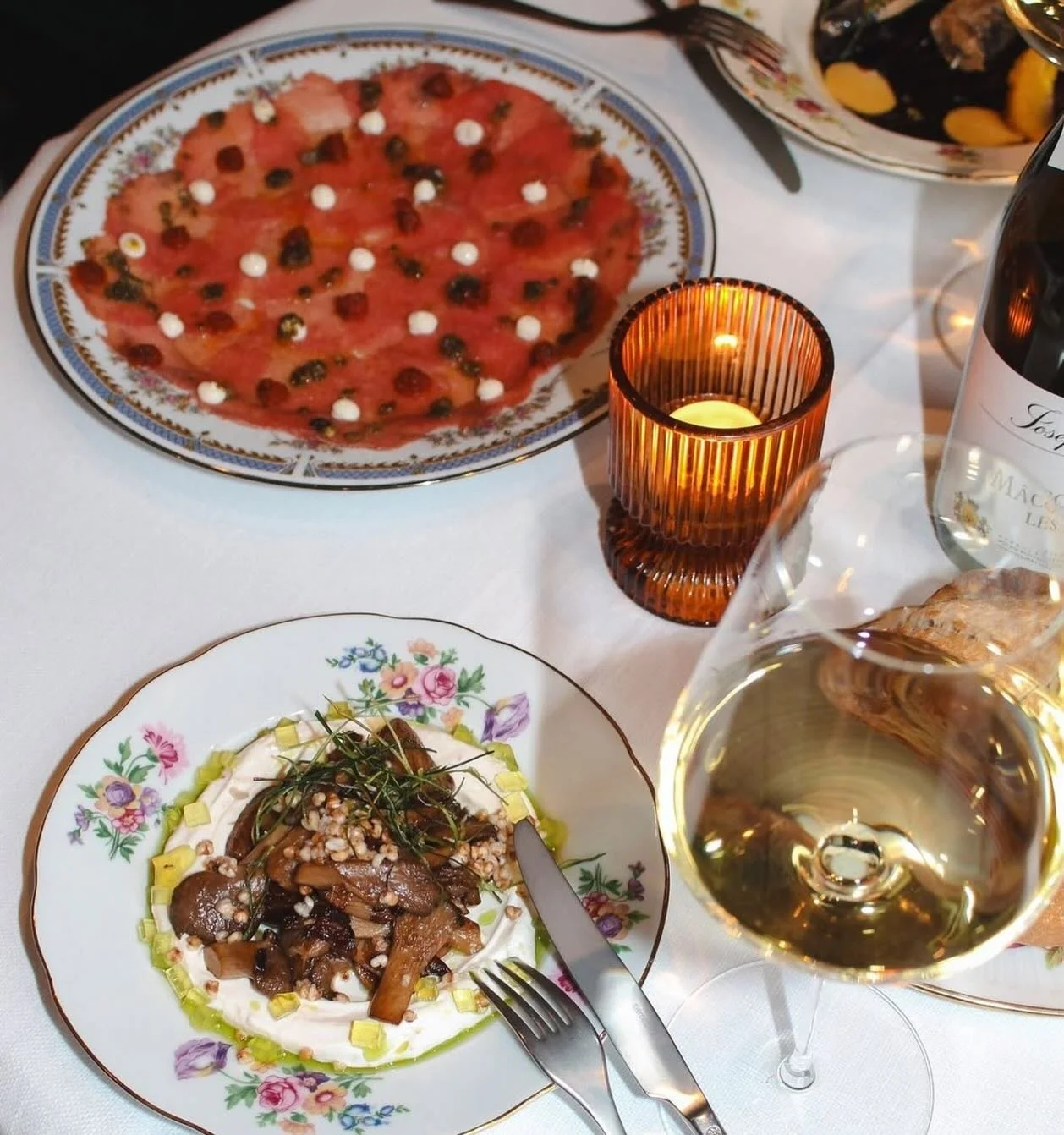 Recommendation | For an Italian inspired restaurant @lavolta_antwerp a 5 min walk from our Lijnwaadmarkt residences ⁣
.⁣
.⁣
.⁣
.⁣
.⁣
#amsterdam #antwerp #antwerpcity #antwerpen #architecturephotography #belgium #belgiumtrip #belgium🇧🇪 #berchem #bnw