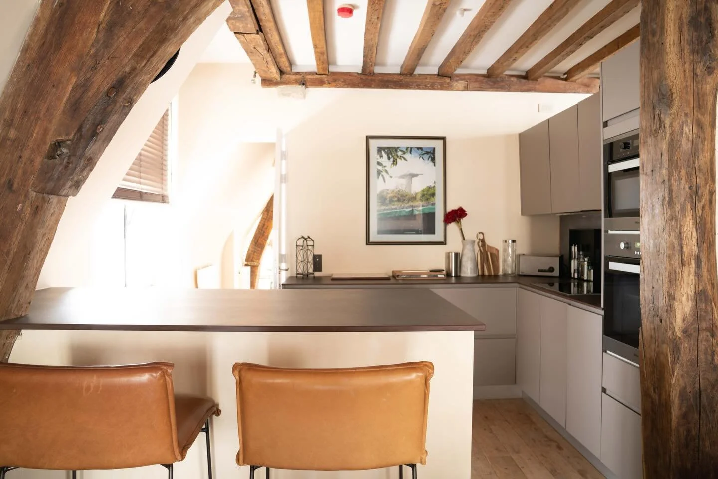 Fancy a cosy dinner in? Our fully equipped kitchen is ready for you to cook up a storm 🥘