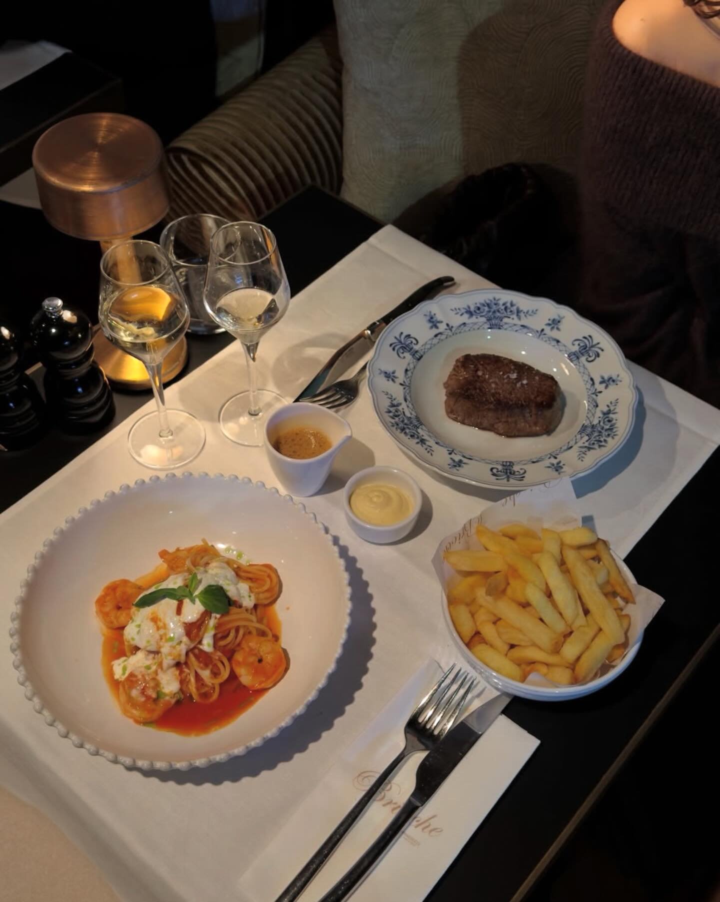 For a cosy brasserie @brasserie_brioche a 2 min walk from our Lijnwaadmarkt residences 
.⁣
.⁣
.⁣
.⁣
#antwerp #antwerpen #antwerpfashion #architecture #architecturephotography