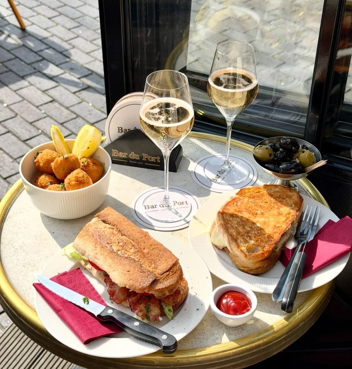 Recommendation | For a simple, sunny lunch in the port @barduport_antwerpen a 20min stroll along the river from our Lijnwaadmarkt residence ⁣
.⁣
.⁣
.⁣
.⁣
.⁣
#antwerp #antwerpen #antwerpencity #anvers #architecturephotography