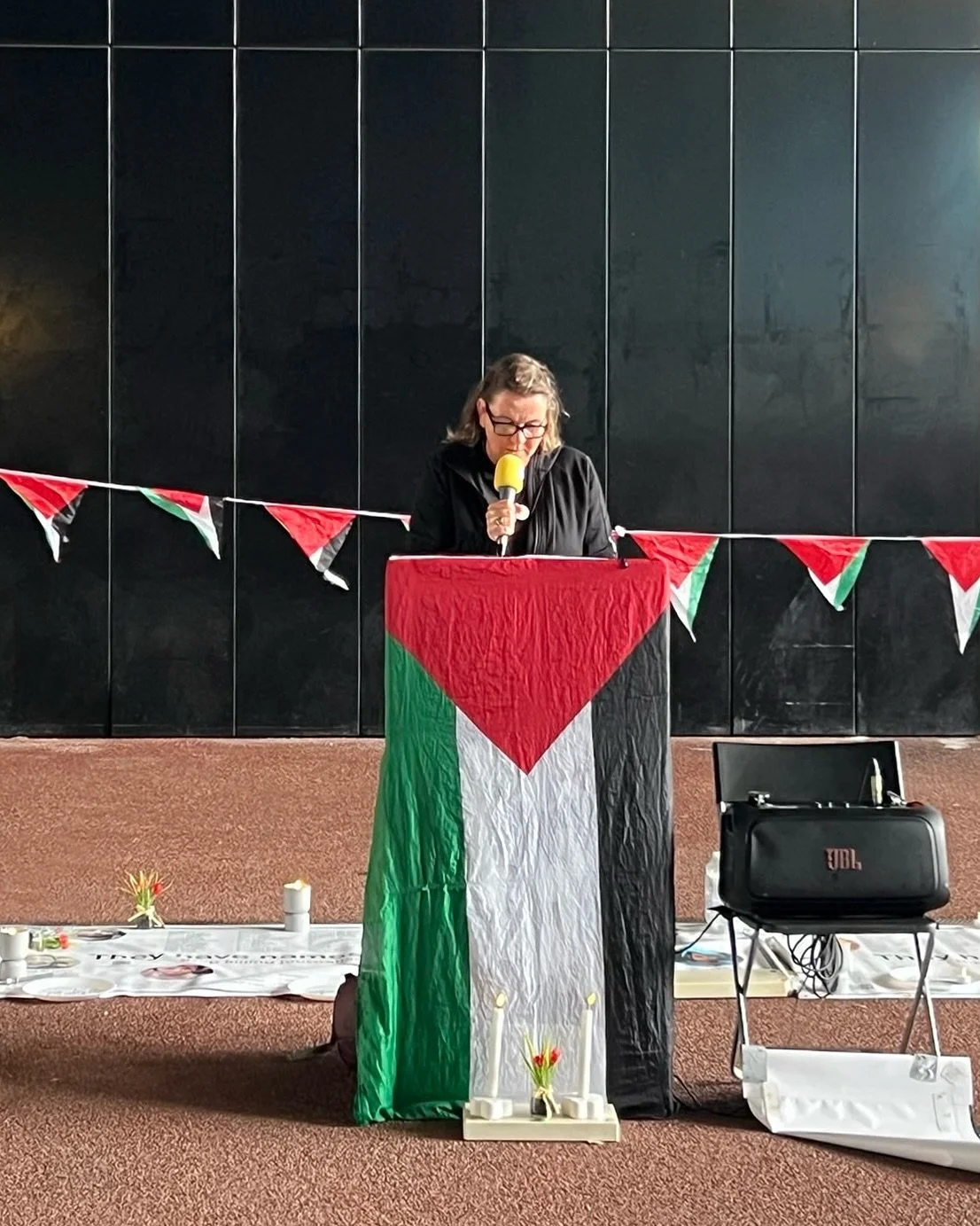 Deze actie is een dringend moreel en politiek appel op de Nederlandse regering om per direct sancties waaronder een wapenembargo tegen Isra&euml;l in te stellen, het associatieverdrag per direct te verbreken en haar medeplichtigheid aan de genocide i