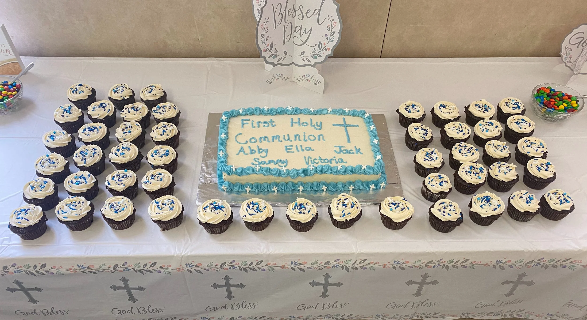 1/2 sheet cake and chocolate cupcakes