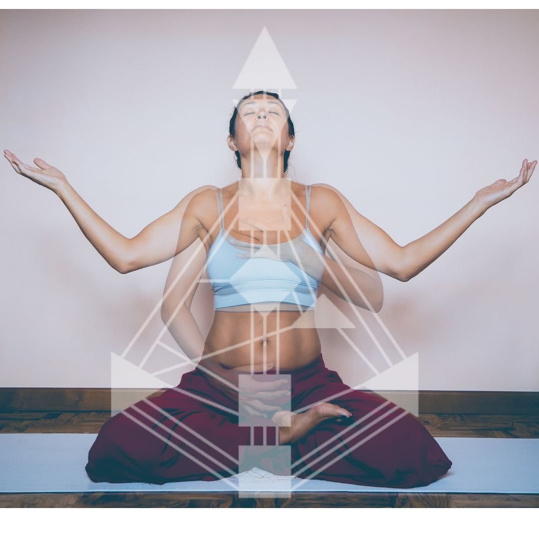 Donna che pratica yoga in posizione di meditazione con simboli di energia e chakra sovrapposti.