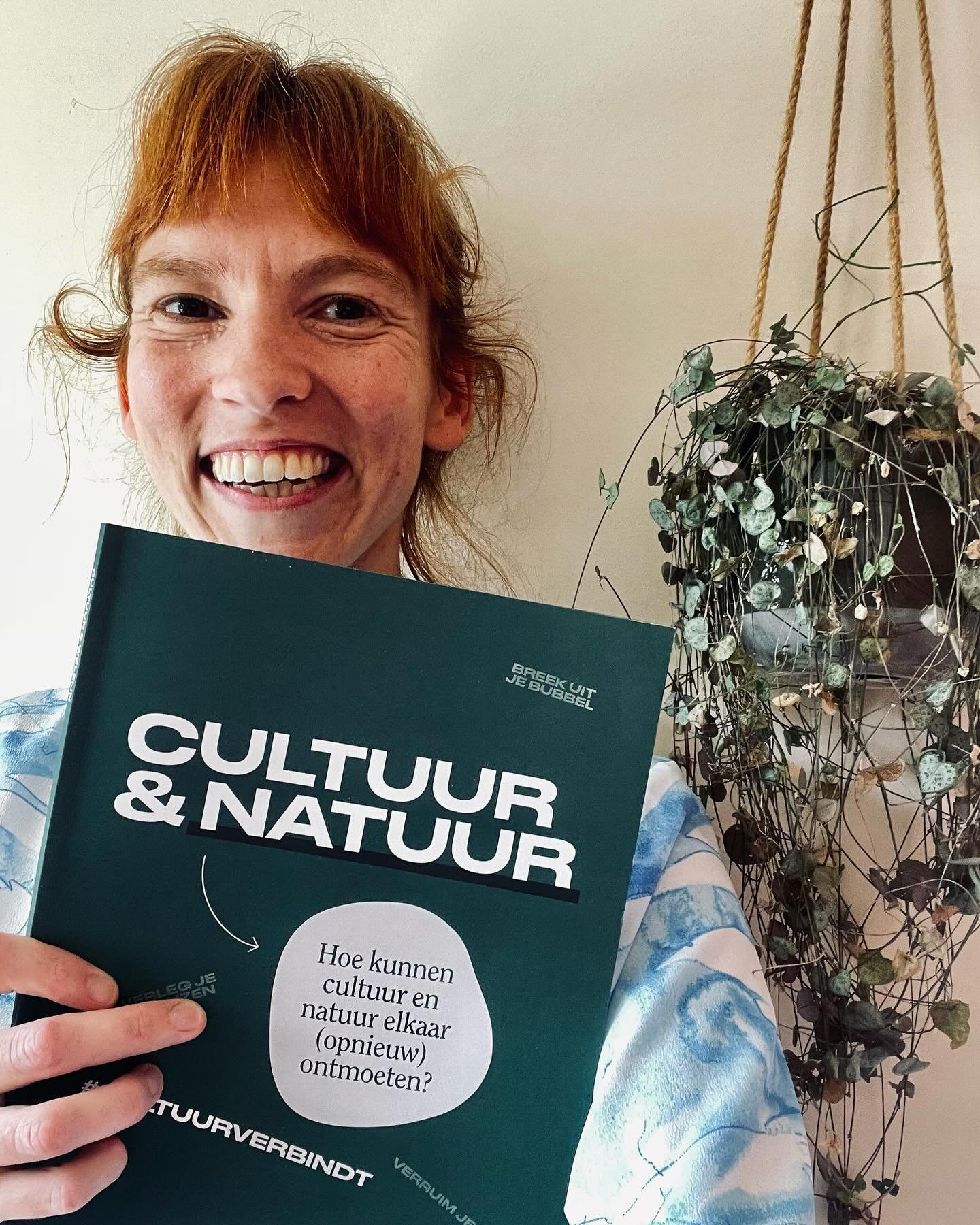 De publicatie van @cultuuroptil is een heel mooi voorbeeld van offline communicatie over een podcast.

Elke aflevering van de podcastreeks Luistervinken kreeg een dubbele pagina in het magazine met telkens de korte inhoud, belangrijkste bevindingen e