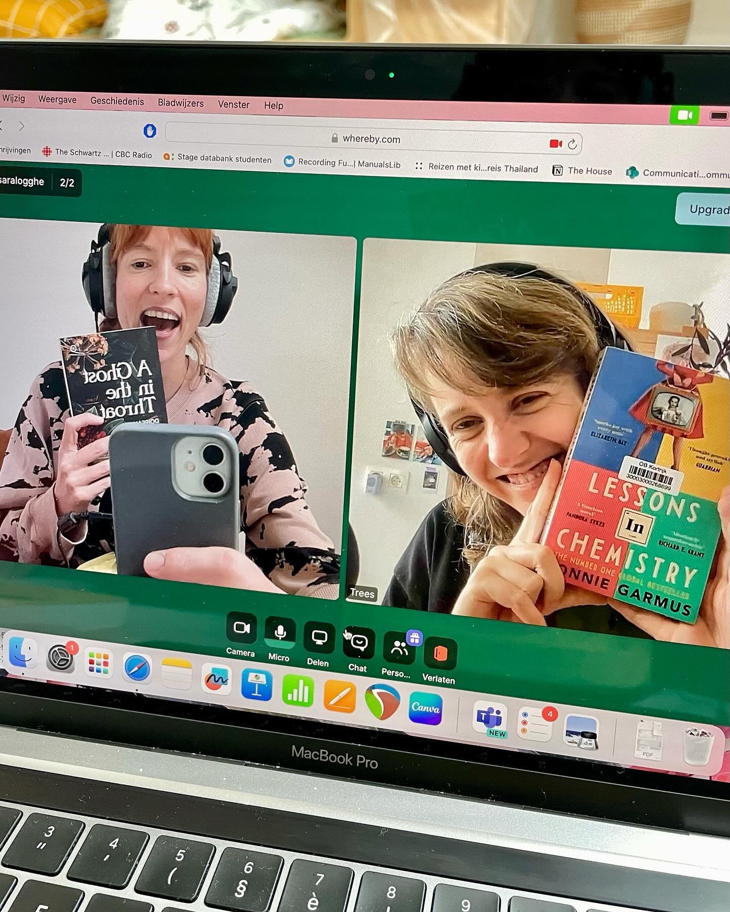 Al 150 afleveringen praat ik met @treesaccou over boeken in onze podcast @bendevanhetboek 

Liefst van al in &lsquo;t echt, met koffies en taart erbij maar soms ook online dankzij ons hectisch leven als jonge mama&rsquo;s.

Hopelijk kunnen we dit nog