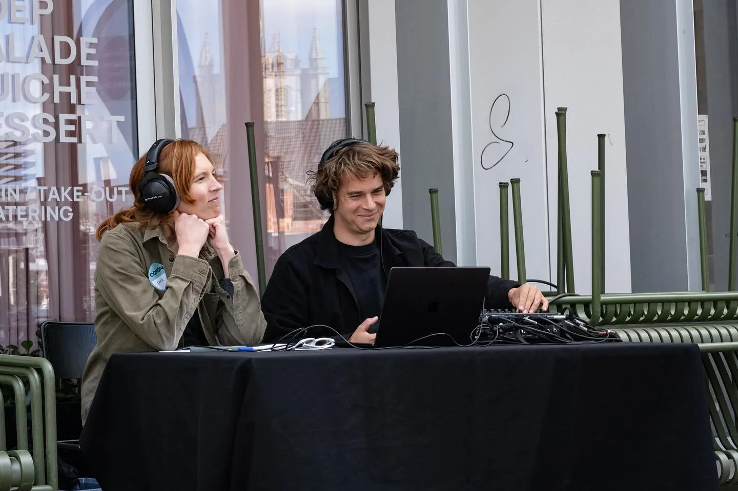 Als deze foto niet voor zich spreekt, weet ik het ook niet 😊

Ongelooflijk genoten van de live opnames van de Ouderkindbabbels waarvoor ik regie mocht doen. 

Dankjewel @comon.gent om dit samen te doen. En merci @diederik.v.e voor de technische onde