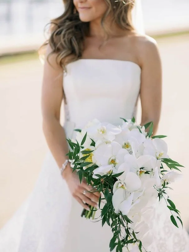Ughh! Don&rsquo;t you just love LOVE✨🤍
&bull;
&bull;
&bull;
&bull;
&bull;
Planning + Design // @kellykennedyweddingsandevents
Photo // @loveandcovenant
Rentals // @palaciosevents @weberscenicproductions @ustent
Florals // @benevaweddings
Beauty // @