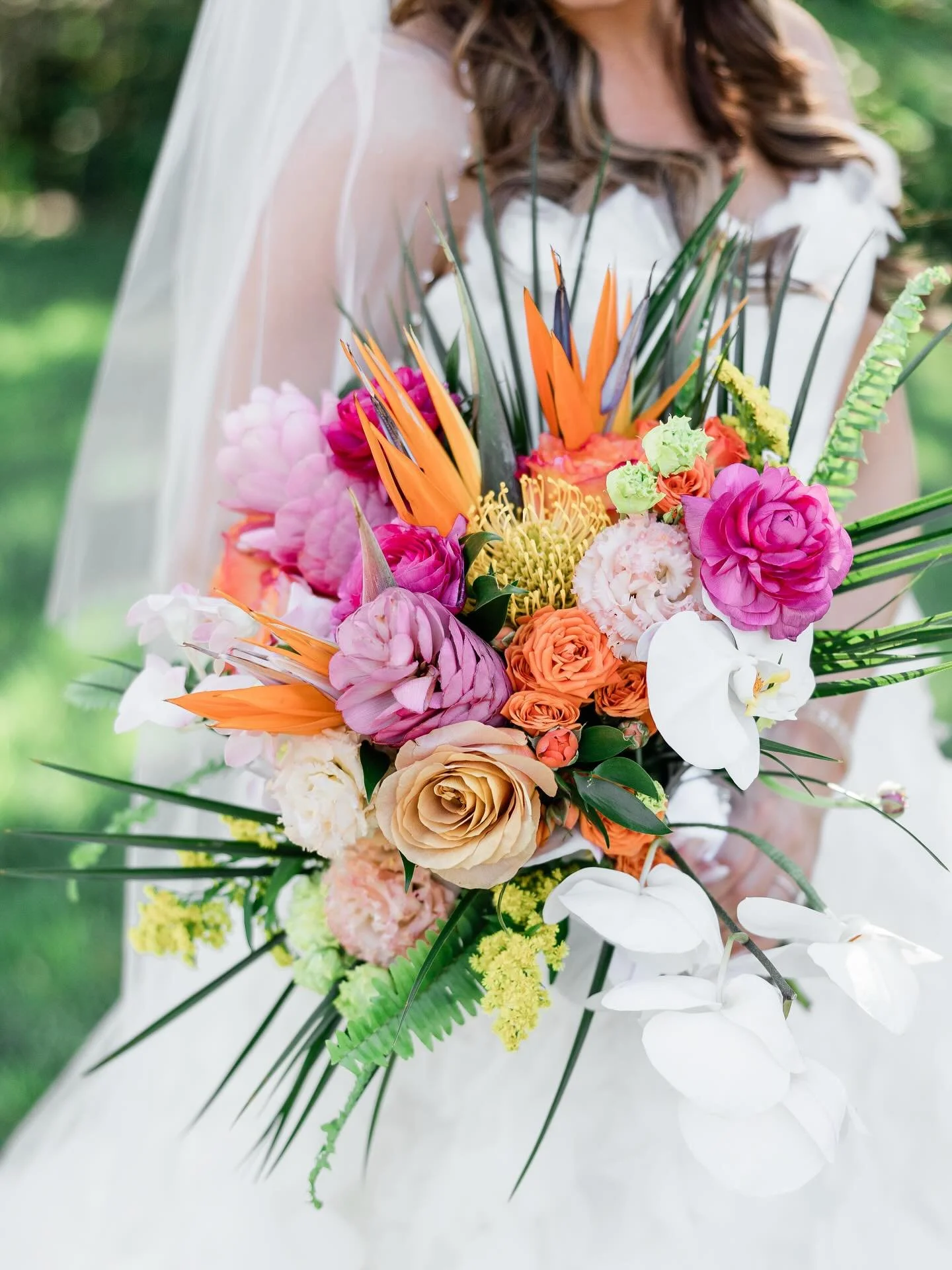 Something about our designers&hellip;.they understand the assignment! 

Bringing back this colorful tropical bouquet🦜🌺✨
&bull;
&bull;
&bull;
&bull;
Planner: @swankysoireevents
Florals: US :)
Music: @ryeroadband
Transport: @siestatrolley
Ceremony Mu