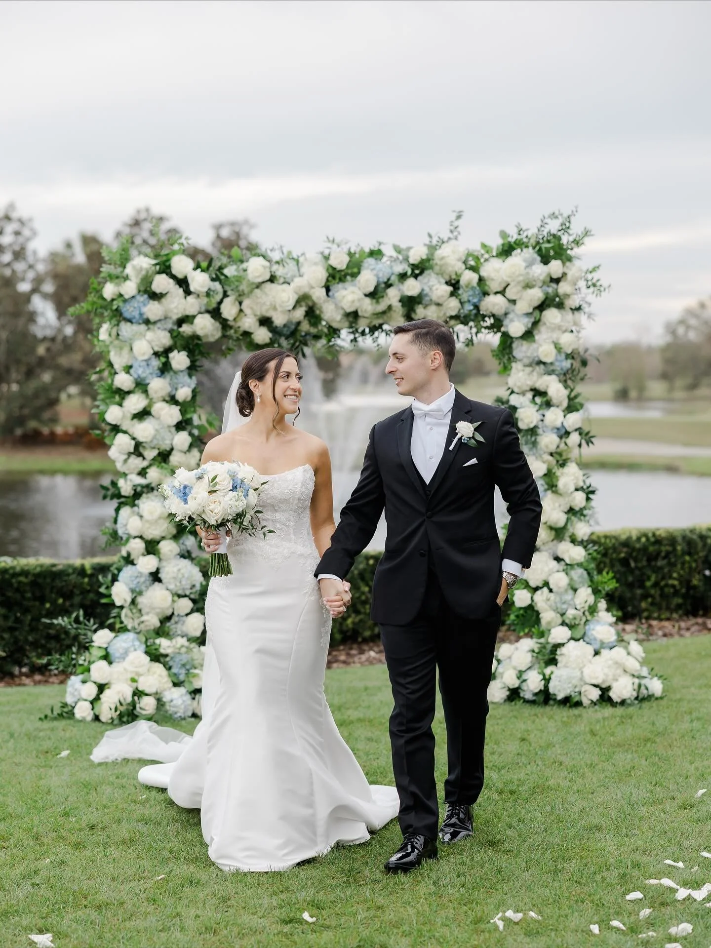 Florals almost as stunning as this beautiful couple🤩✨🩵
&bull;
&bull;
&bull;
&bull;
Bride | @weddingangelsbridal
Florist | @benevaflowers
Venue | @lwrgccweddings
Photography | @katiehauburger
Planning | @benevaweddings
Bridesmaids | @azaziebridal
Ca