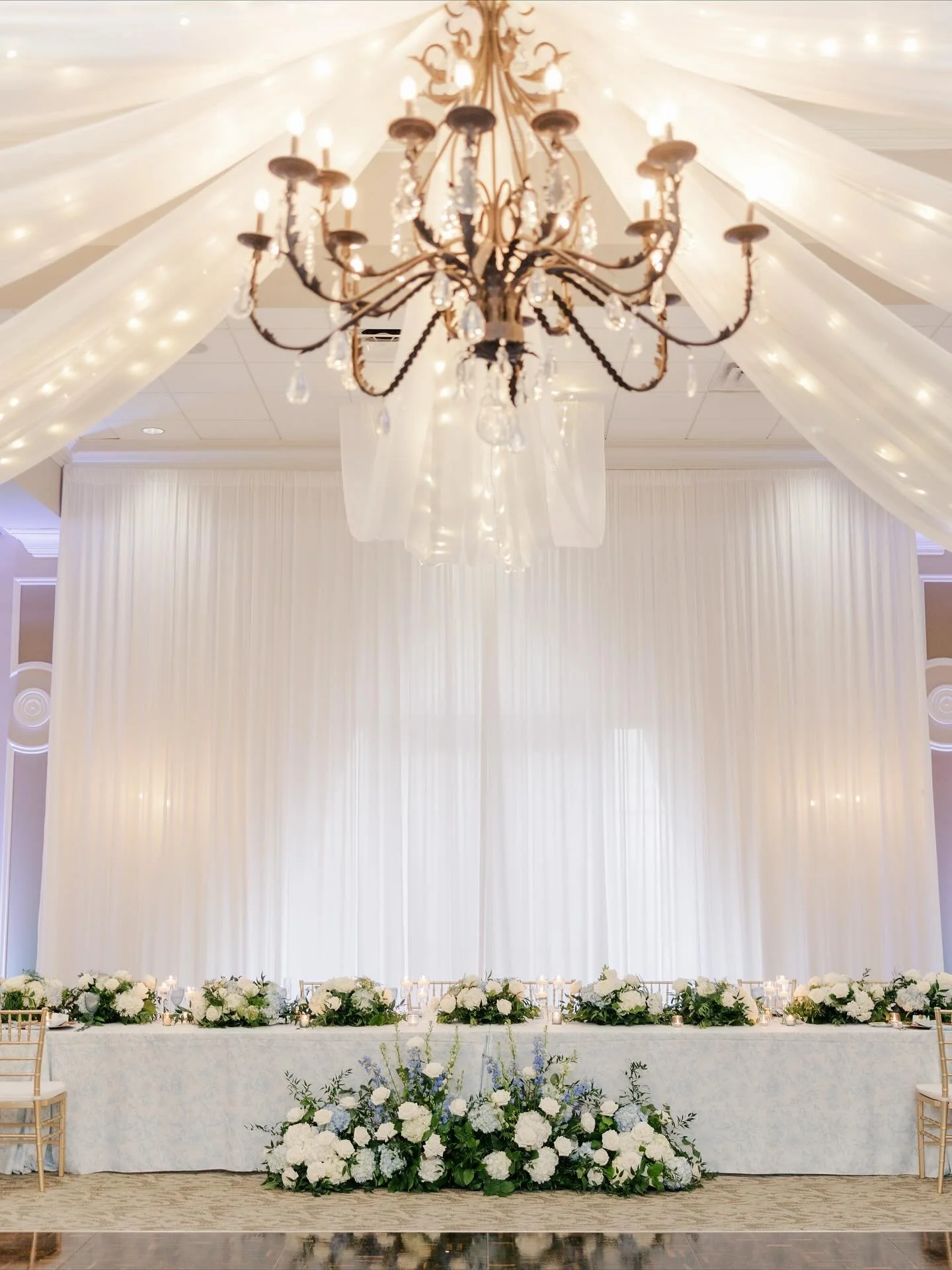 Draping and reception detail needed extra appreciation🕯️🤩✨🥂
&bull;
&bull;
&bull;
&bull;
Bride | @weddingangelsbridal
Florist | @benevaflowers
Venue | @lwrgccweddings
Photography | @katiehauburger
Planning | @benevaweddings
Bridesmaids | @azaziebri