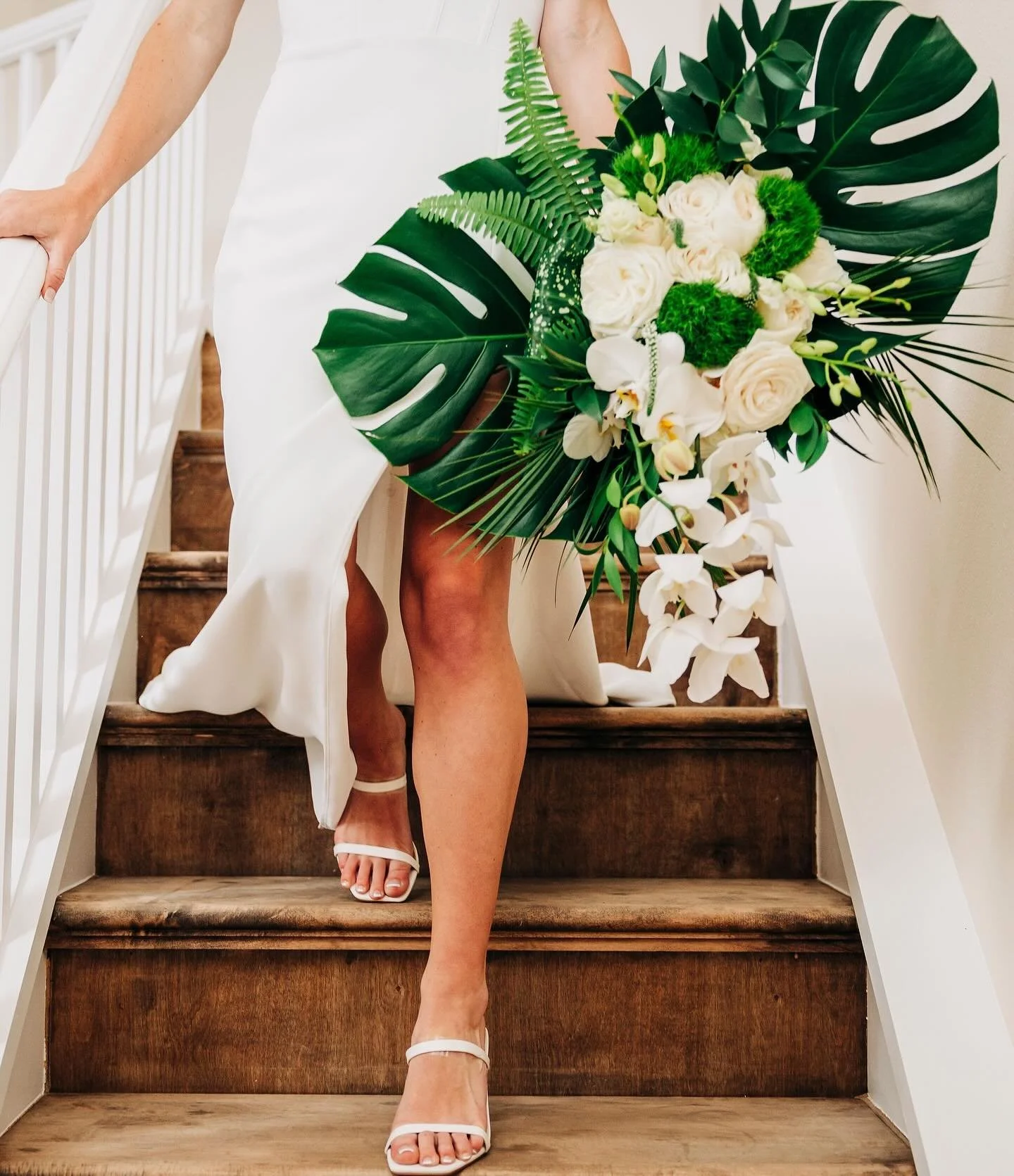 Nothing beats a tropical bouquet ✨🌴🥥🥂
&bull;
&bull;
&bull;
&bull;
Photography: @samanthabrownartistry 
Flowers: @benevaweddings @benevaflowers 
Hair &amp; Makeup: @makeupbycassie
Catering: @sarasotacatering
Music: @davidturnermusic
Venue: @ritzcar