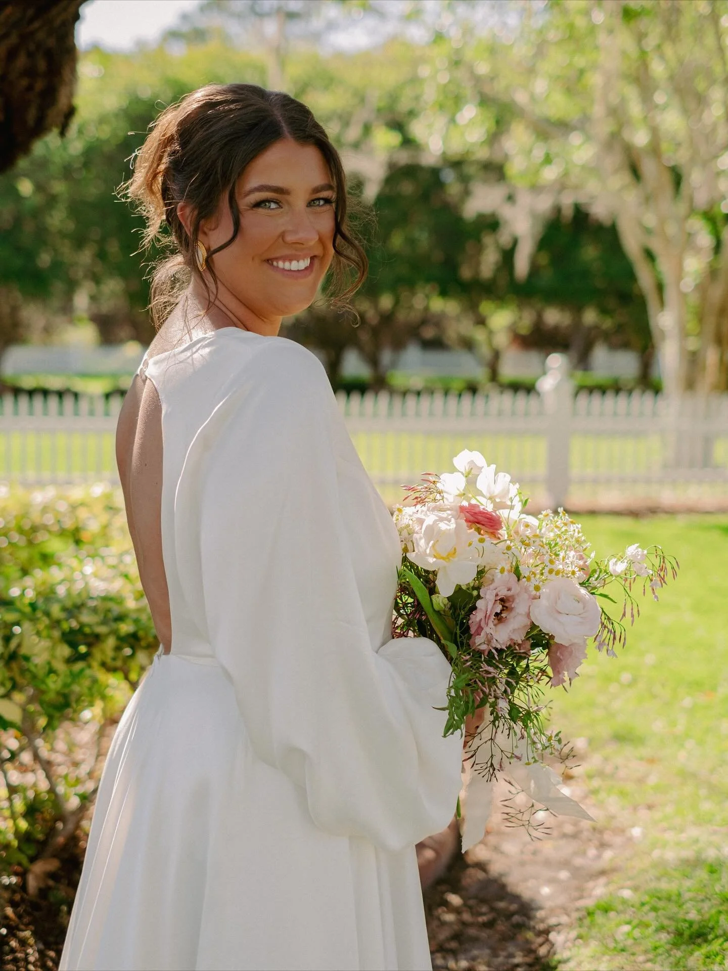 The prettiest shade of &ldquo;I do&rdquo; 🌸✨🌷
&bull;
&bull;
&bull;
&bull;
Photography: @cainandcamera
Music: @westbound_and_down_band
Catering: @pier22events
Hair: @cashmere.haleigh
Makeup: @brookes_looks_mua
Venue: @palmettobnb
Bar: @spunkyspirits