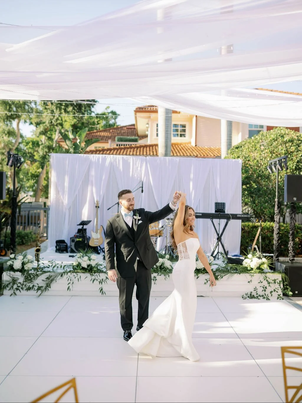 A quick pause to take it all in✨🥹
&bull;
&bull;
&bull;
&bull;
Planning + Design - @kellykennedyweddingsandevents
Photo - @loveandcovenant
Rentals - @palaciosevents @weberscenicproductions @ustent
Florals - @benevaweddings @benevaflowers
Beauty - @ni
