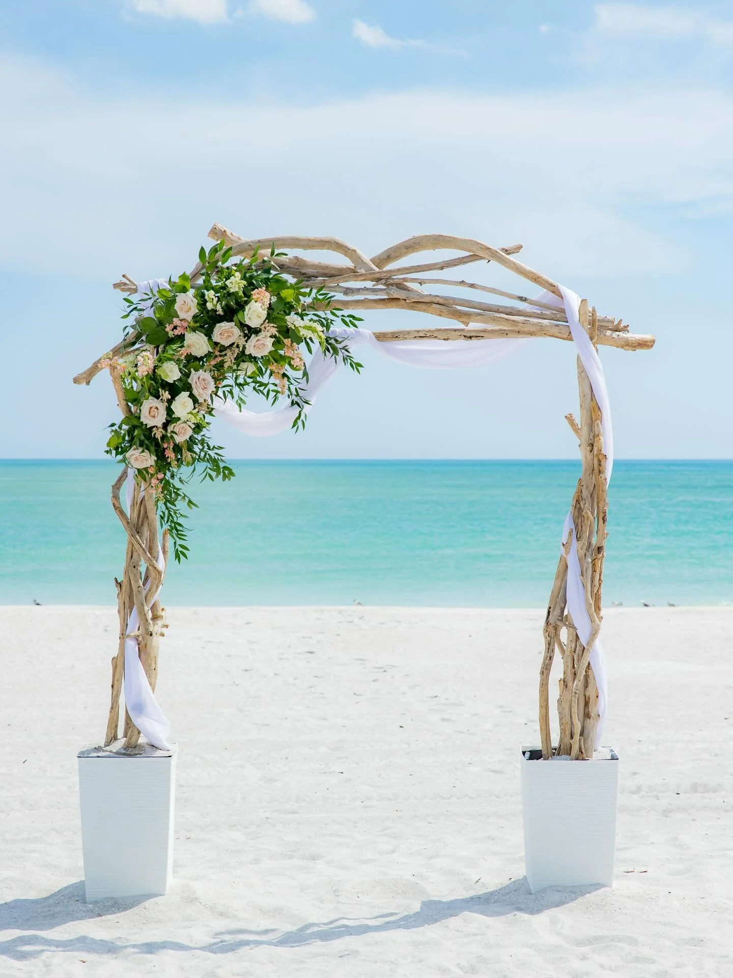 Where the Ocean meets forever🐚✨
&bull;
&bull;
&bull;
&bull;
Photo: @sandhillphotography
Planner/Arch: @swankysoireeevents
Florals: @benevaweddings @benevaflowers 
Music/Video: @complete_sarasota
HMU: @bridesbykellyanne_co

#beachwedding #coastalwedd
