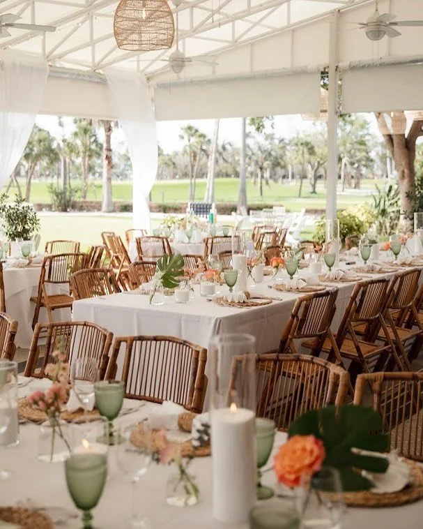 Tablescape goals✨🌺🌴
&bull;
&bull;
&bull;
&bull;
@linensbythesea 
@swankysoireeevents 
@alisasuephotography 
@stellaroseevents 
@weddingslongboatkeyclub 
@benevaflowers 

#coastalwedding #tropicalweddingflorals #sarasotaweddingvenue