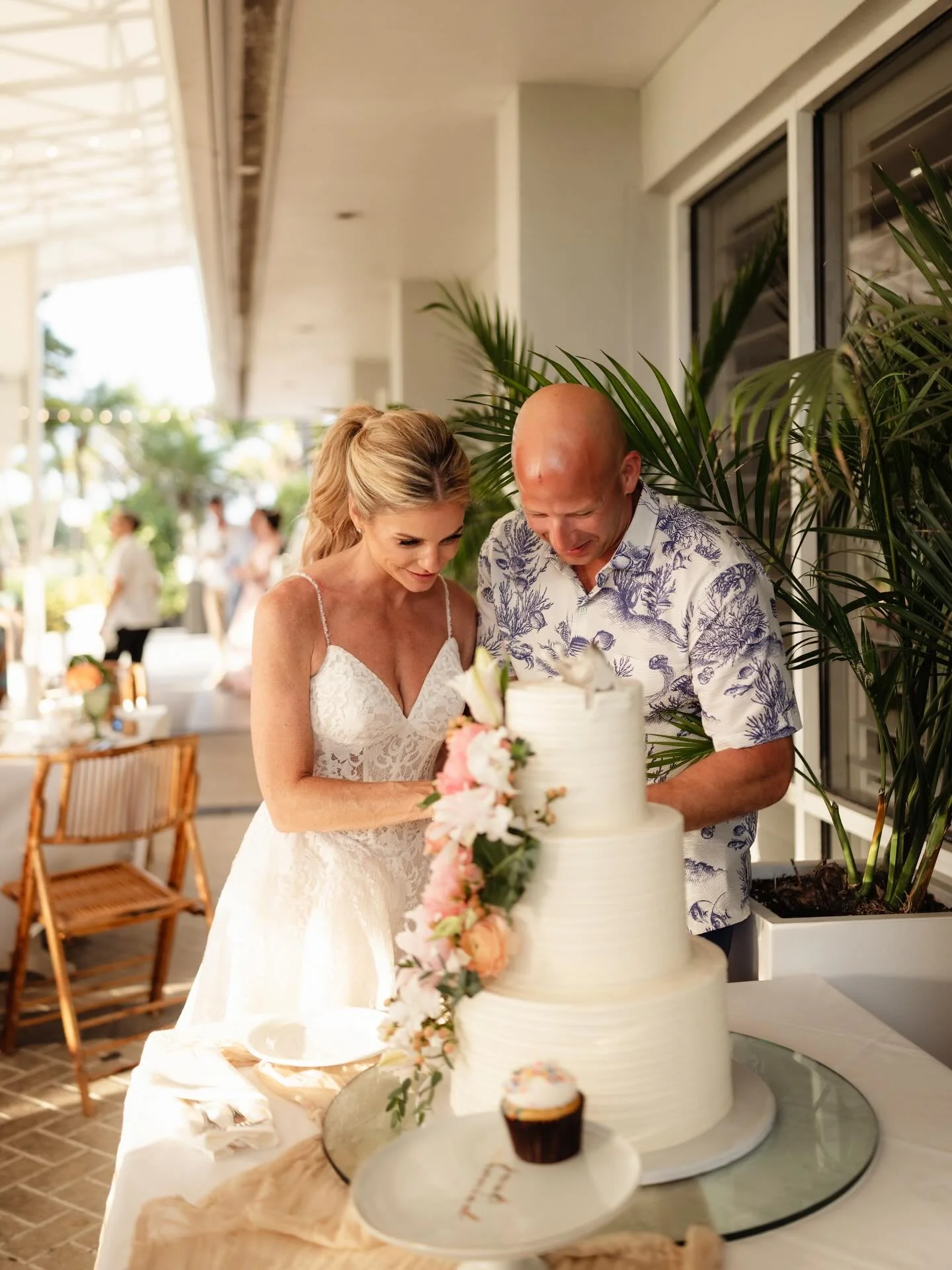 Sweet as🍰✨
&bull;
&bull;
&bull;
&bull;
@weddingslongboatkeyclub 
@alisasuephotography 
@benevaflowers @benevaweddings 
@stellaroseevents 
@linensbythesea 
@swankysoireeevents 

#longboatkeyclub #weddingflorals #sarasotaweddingflorist #sarasotaweddin