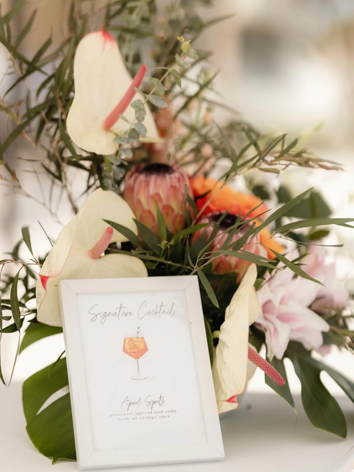 Nothing beats a FL tropical wedding🌴🌺✨
&bull;
&bull;
&bull;
&bull;
@weddingslongboatkeyclub
@alisasuephotography
@benevaflowers @benevaweddings
@stellaroseevents
@linensbythesea
@swankysoireeevents

#longboatkeyclub #weddingflorals #sarasotawedding