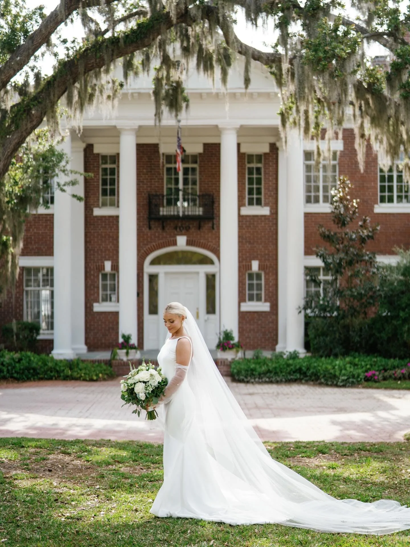 The start of forever✨🌳
&bull;
&bull;
&bull;
&bull;
Photography: @everencephotography
Beauty: @thetrendeemakeup
Florals: @benevaweddings @benevaflowers 
Videographer: @gldn_creatives_weddings
Planning: @wonderevents.fl

#2026weddingvenue #floridawedd