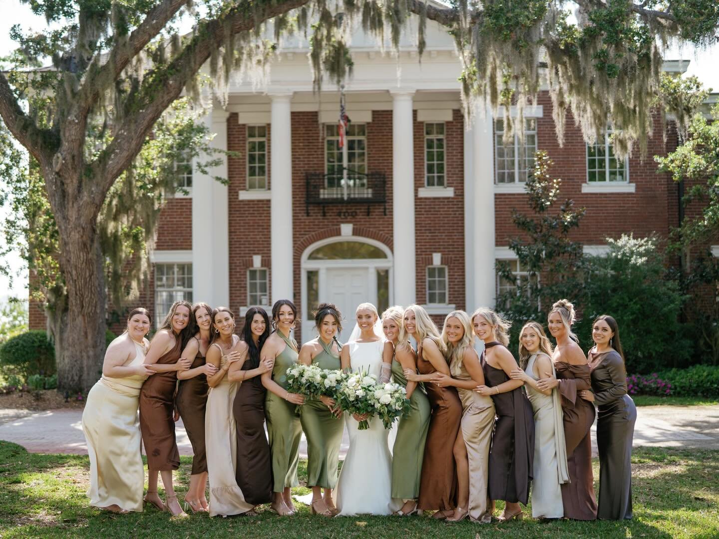 Kenzie &amp; Zach&rsquo;s I do crew🤩✨
&bull;
&bull;
&bull;
&bull;
Photography: @everencephotography
Beauty: @thetrendeemakeup
Florals: @benevaweddings 
Videographer: @gldn_creatives_weddings
Planning: @wonderevents.fl

#idocrew #sarasotaweddingflora