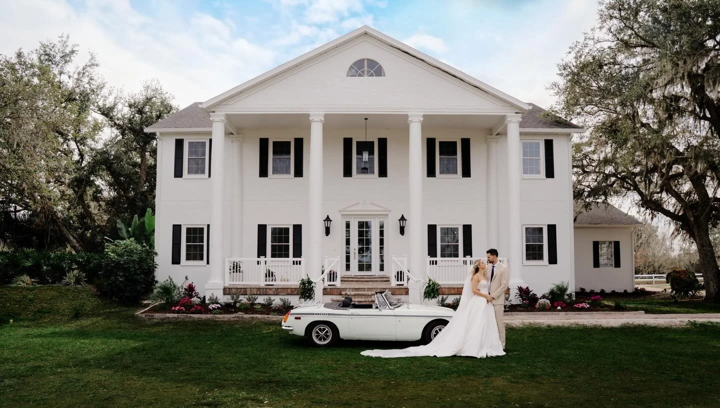 feels like vintage love📸✨🥂
&bull;
&bull;
&bull;
&bull;
✨Vendor team✨
Venue: @CourtLangleyRanch
Cake: @CaKesbyRonSRQ
Catering: @ChefMikeSRQ
Planner + Florals: @BenevaWeddings
Rentals- Bar, Seating Chart, Chairs: @Coastalcollectiverentals
Vintage Car