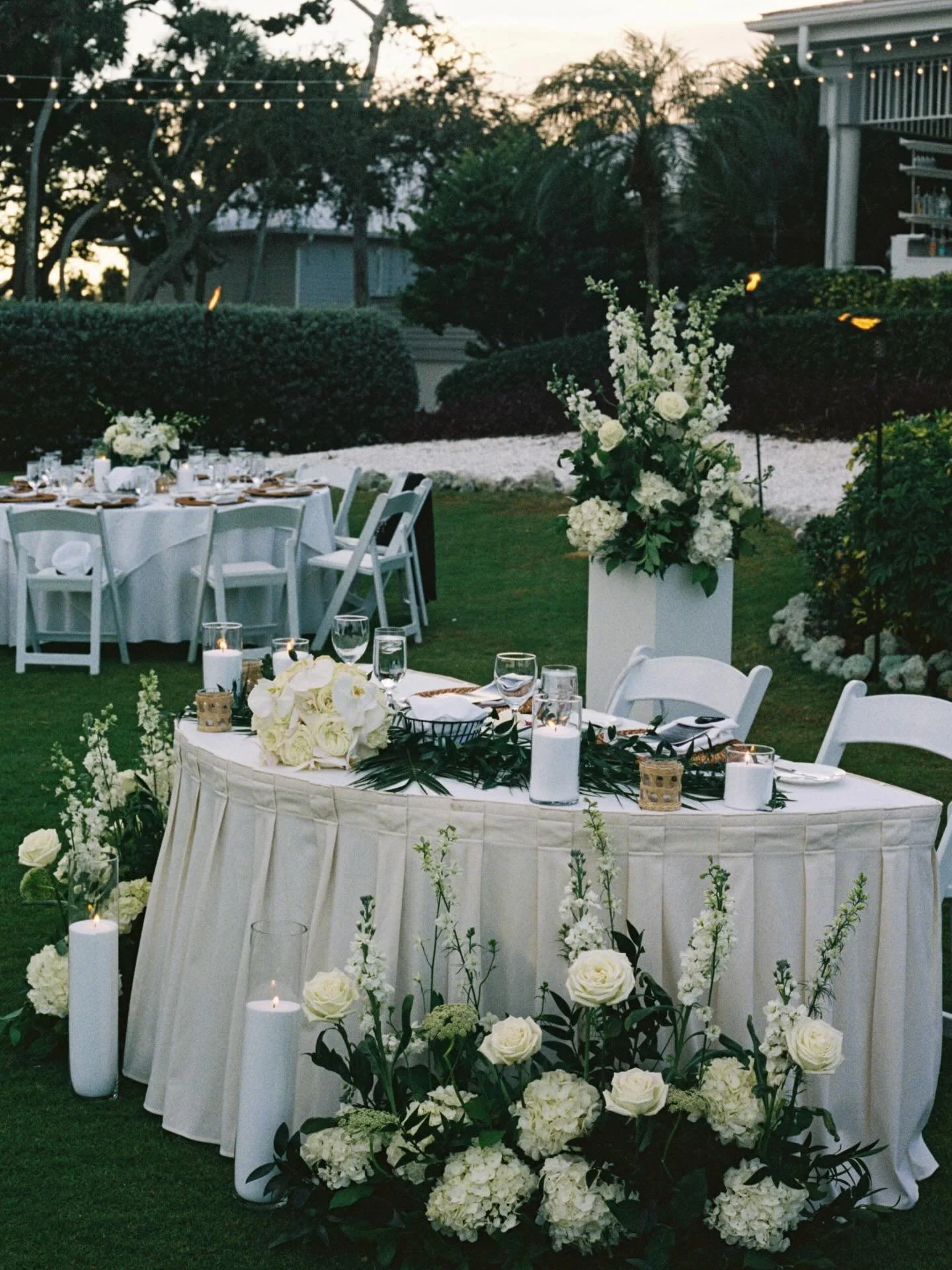 soft, classic, timeless✨🌴
&bull;
&bull;
&bull;
&bull;
@honeybeememory
@weddingslongboatkeyclub
@longboatkeyclub
@siestatrolley
@swankysoireeevents
@upstaged_srq
@cakesbyronsrq
@stellaroseevents
@linensbythesea
@tylerskidelsky @jessayyp
@unbreakableb