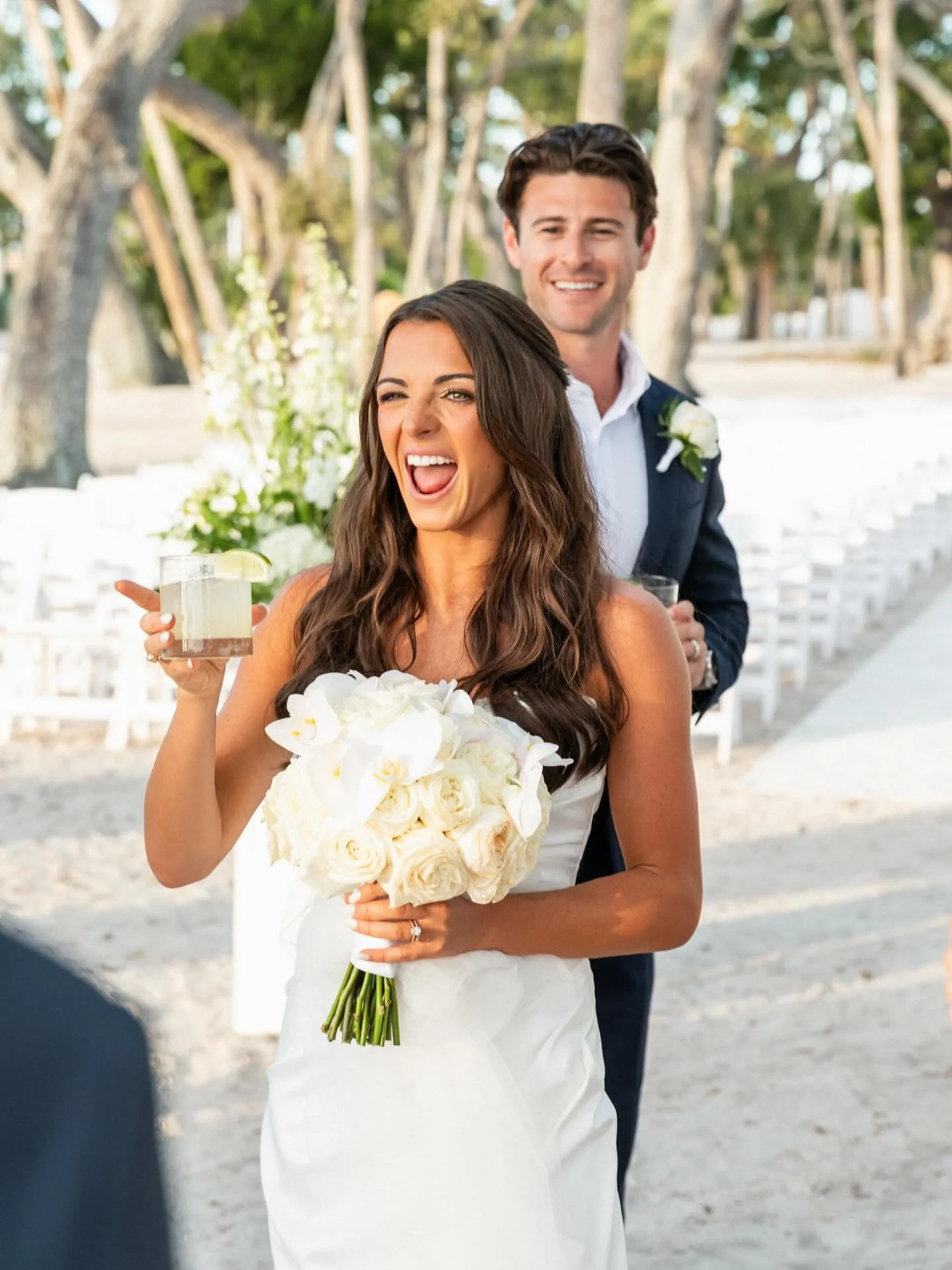 cheers to the Skidelsky&rsquo;s 🥂✨🐚🌴
&bull;
&bull;
&bull;
&bull;
@honeybeememory
@weddingslongboatkeyclub
@longboatkeyclub
@siestatrolley
@swankysoireeevents
@upstaged_srq
@cakesbyronsrq
@stellaroseevents
@linensbythesea
@tylerskidelsky @jessayyp
