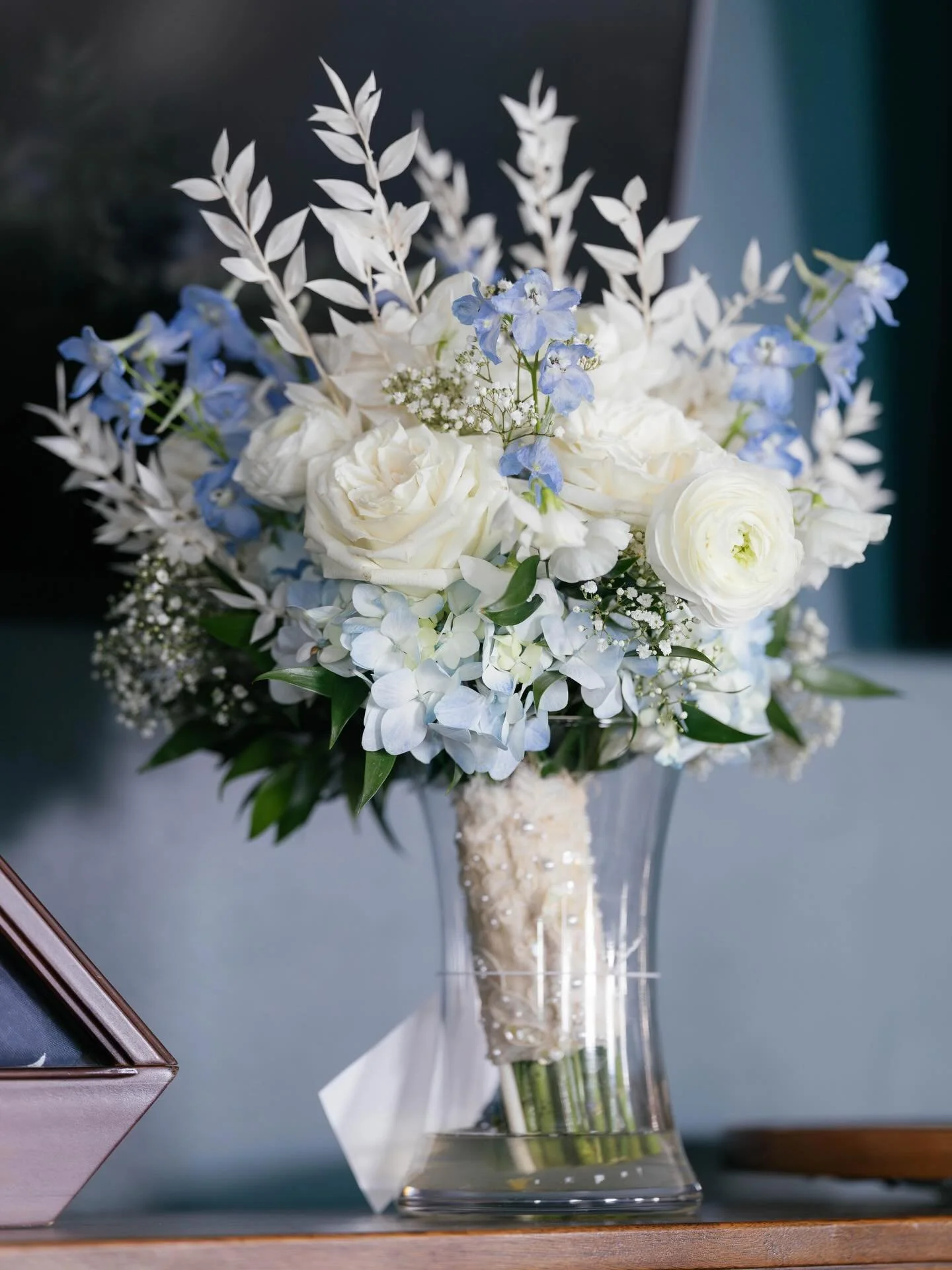 all in the details✨
&bull;
&bull;
&bull;
&bull;
Videographer: @iyrus_weddings
Venue: @events.ncf
Planner: @lauradetwilerevents
DJ: @ghamobiledjs
Cake: @sweet_doctors
Bar: @the.wandering.whale
Caterer: @curatedcatering_events
Photographer: @graceannra