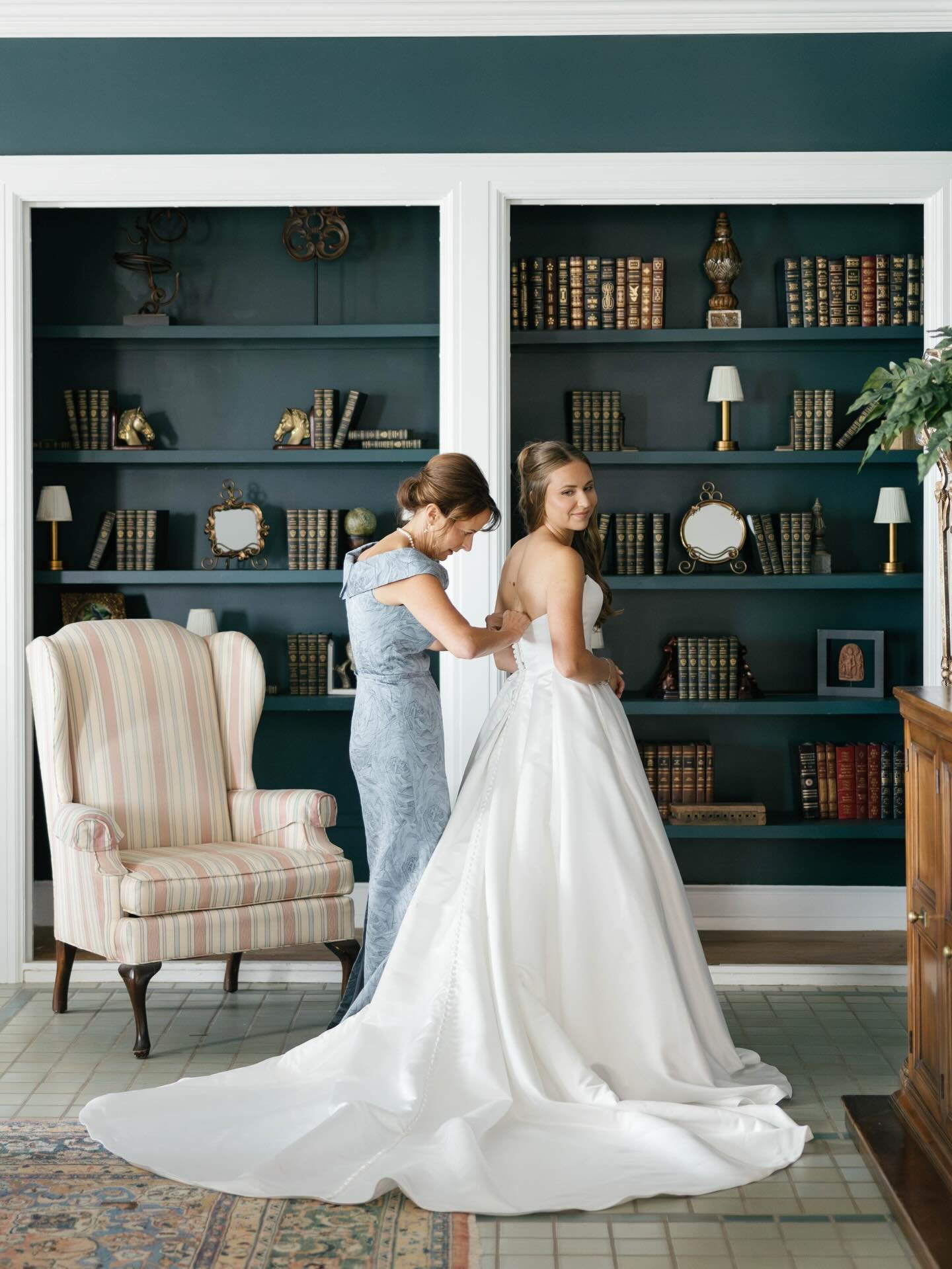 nothing more special then having your mom with you on your big day✨
&bull;
&bull;
&bull;
&bull;
Videographer: @iyrus_weddings
Venue: @events.ncf
Planner: @lauradetwilerevents
DJ: @ghamobiledjs
Cake: @sweet_doctors
Bar: @the.wandering.whale
Caterer: @