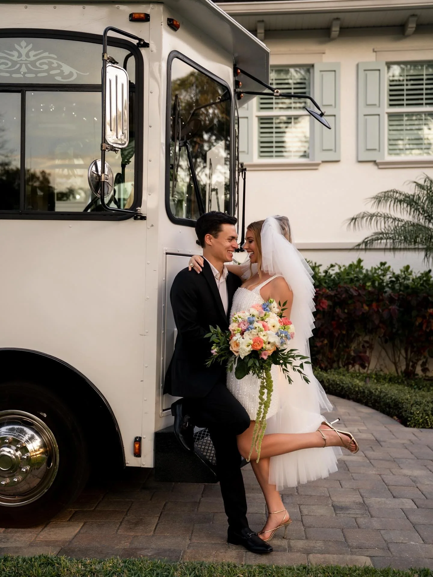 arriving in style 💒✨
&bull;
&bull;
&bull;
&bull;
Vendor team✨🐚
@wonder_cake_creation
@amarlaatelier
@theivorysrq
@brookepoeppel__photography
@benevaweddings @benevaflowers
@lochnessa_makeup_creations
@ustentrental
@srqtrolley
@coastalcollectiverent