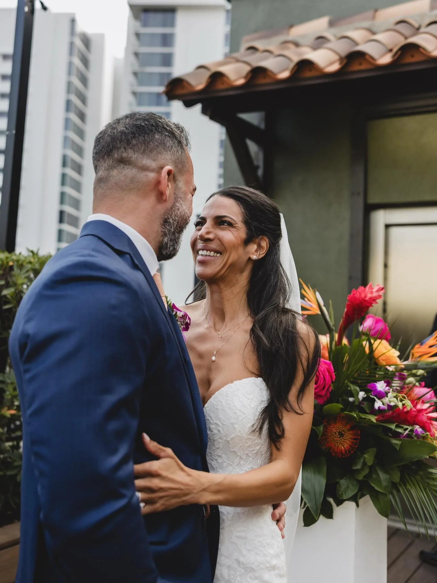 Melody &amp; Chris🌺✨🌴
&bull;
&bull;
&bull;
&bull;
@kellykennedyweddingsandevents 
@sbb_bridal 
@tweedssuitshop 
@sagesrq 
@alexandisabelllc 
@goodleyentertainment 
@julianamontanephotography 

#sagesrq #rooftopwedding #sarasotaweddingvenue #tropica