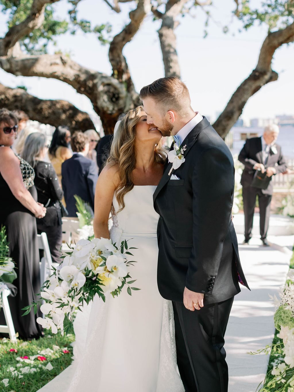 where love feels like this✨
&bull;
&bull;
&bull;
Planning + Design // @kellykennedyweddingsandevents
Photo // @loveandcovenant
Rentals // @palaciosevents @weberscenicproductions @ustent
Florals // @benevaweddings
Beauty // @nicole3lbeauty
Catering //