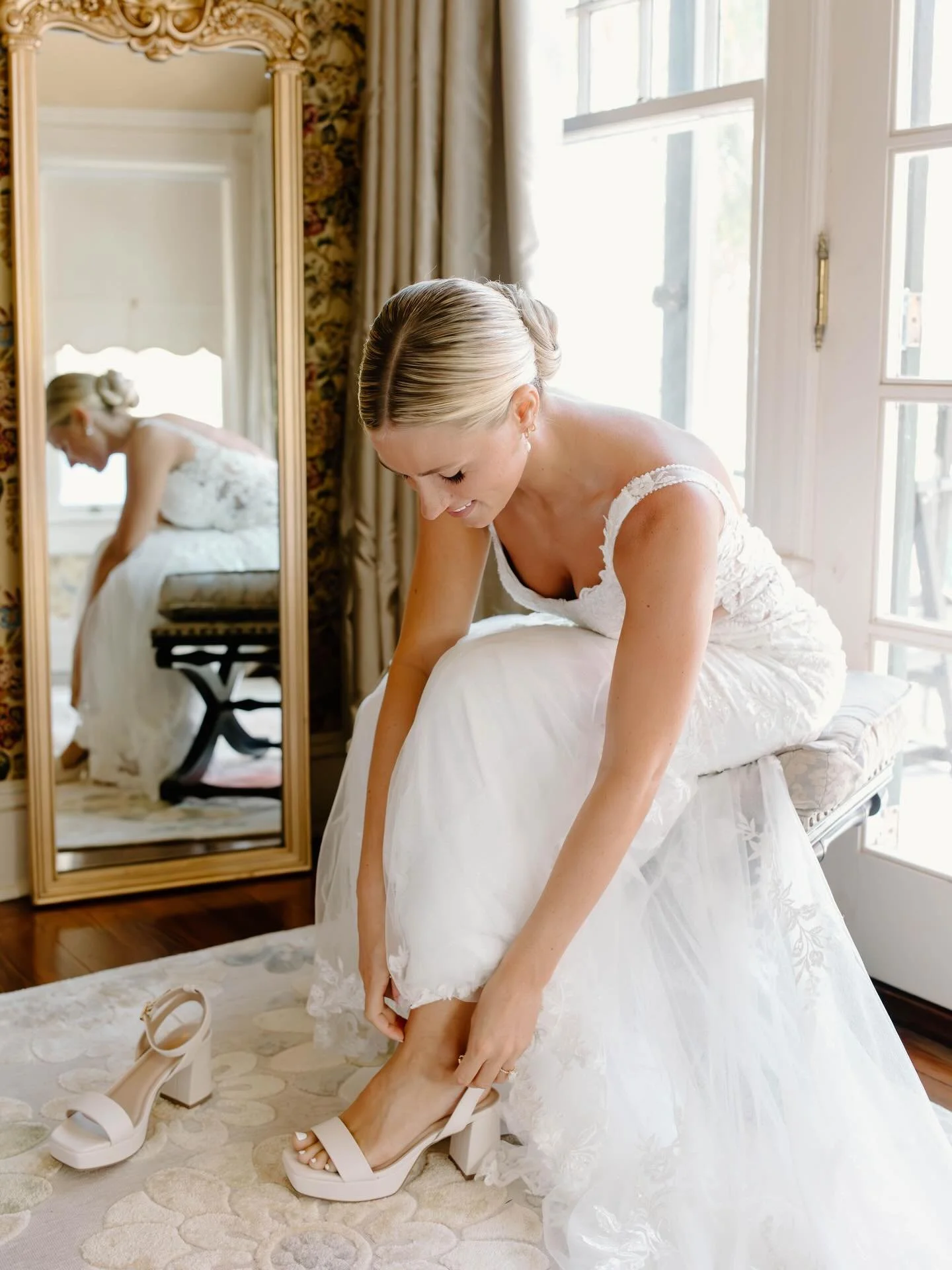 Moments before &ldquo;I Do&rdquo;✨💍
&bull;
&bull;
&bull;
&bull;
Florals- @benevaflowers @benevaweddings
Photo- @madelinepaigephotography
Hair/MU- @kleybridal
Dress- @thedressingroom_stpete
Rentals- ustentrental
Catering- @cateringbyrobert
Desserts- 