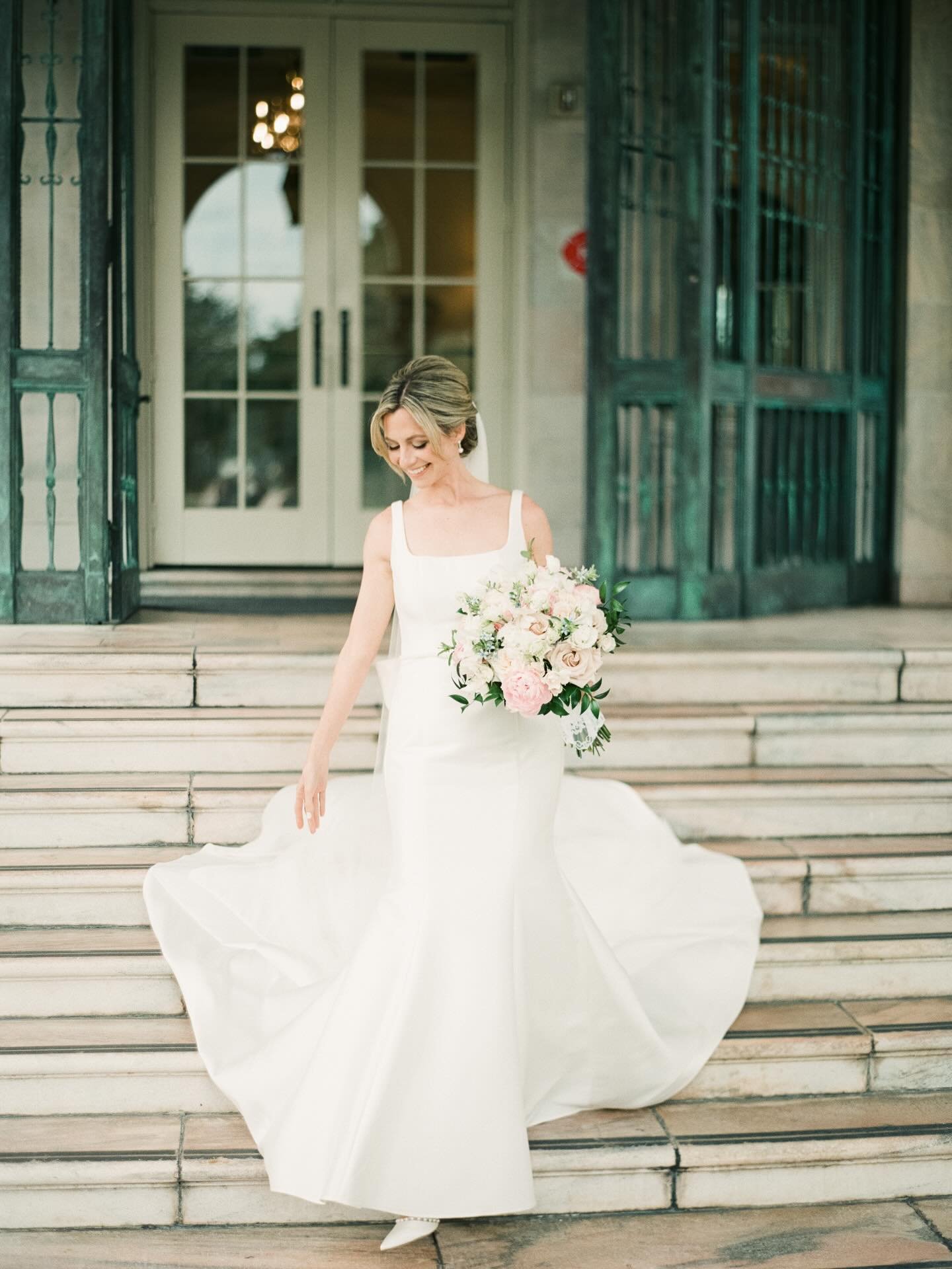 Setting the scene for forever✨
&bull;
&bull;
&bull;
&bull;
@eclecticelegancephoto 
@bewedsrq 
@events.ncf 
@coastalfilmlab 
@mattisonscatering 
@ghamobiledjs 
@theperfectdresssarasotaflorida 
@sweetsbakehouse 
@srqtrolley 
@sunsetstringsmusic 
@awedd