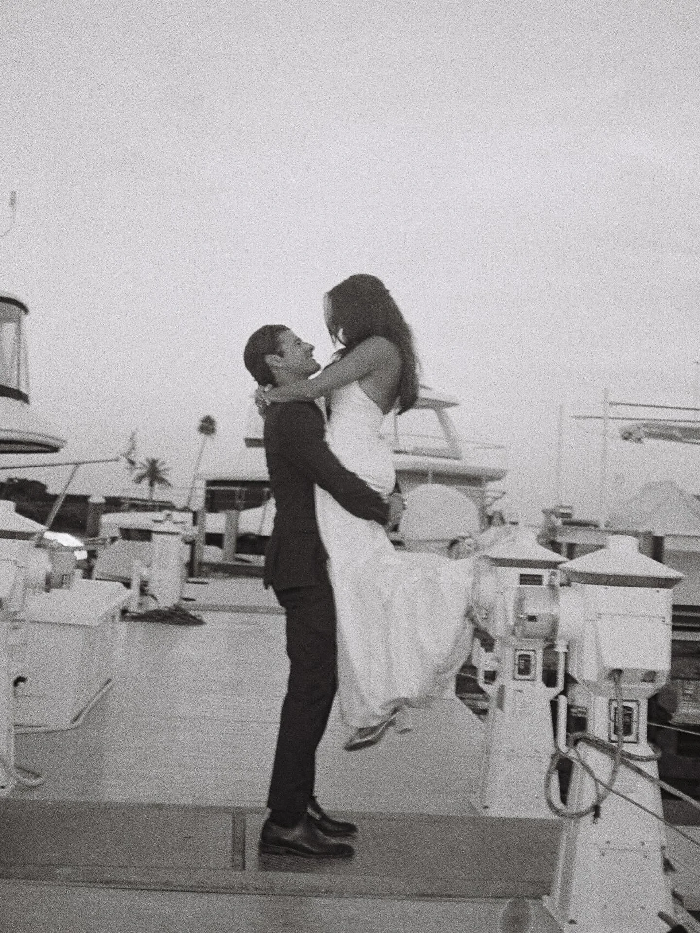 B&amp;W classic romance✨⛵️
&bull;
&bull;
&bull;
&bull;
@honeybeememory
@weddingslongboatkeyclub
@longboatkeyclub
@siestatrolley
@swankysoireeevents
@upstaged_srq
@cakesbyronsrq
@stellaroseevents
@linensbythesea
@tylerskidelsky @jessayyp
@unbreakableb