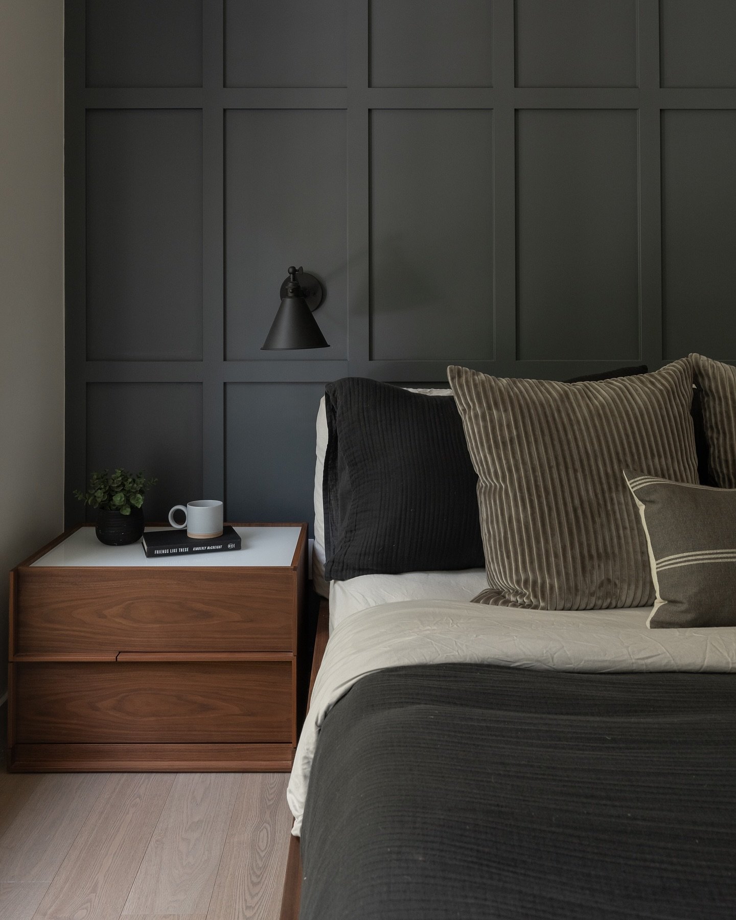 Three different bedroom styles 🛏️
Which one would you go for?

1&bull; the East Coast Bedroom, moody colors, layered textures and dark woods.

2&bull; the West Coast Bedroom, soft and pretty neutrals, cozy knits and organic elements.

3&bull; the Co