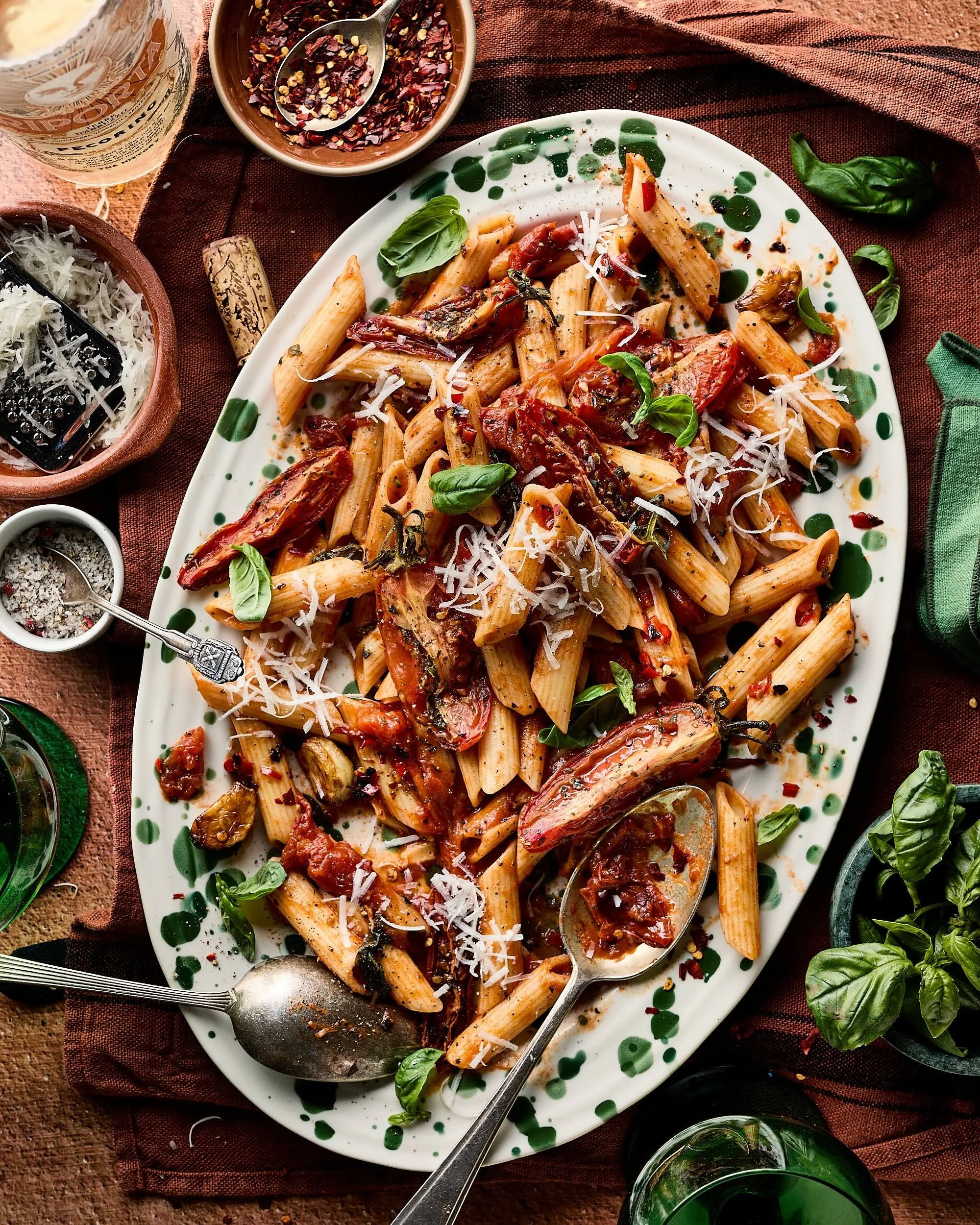 Pasta arrabbiata, zomerse klassieker uit Rome, pittige saus onderdeel van Italiaanse recepten
