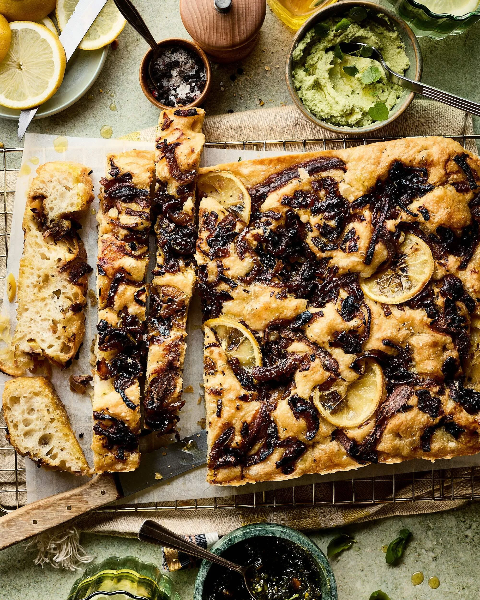 Aanbeveling bij farinata - Focaccia met ui en ansjovis