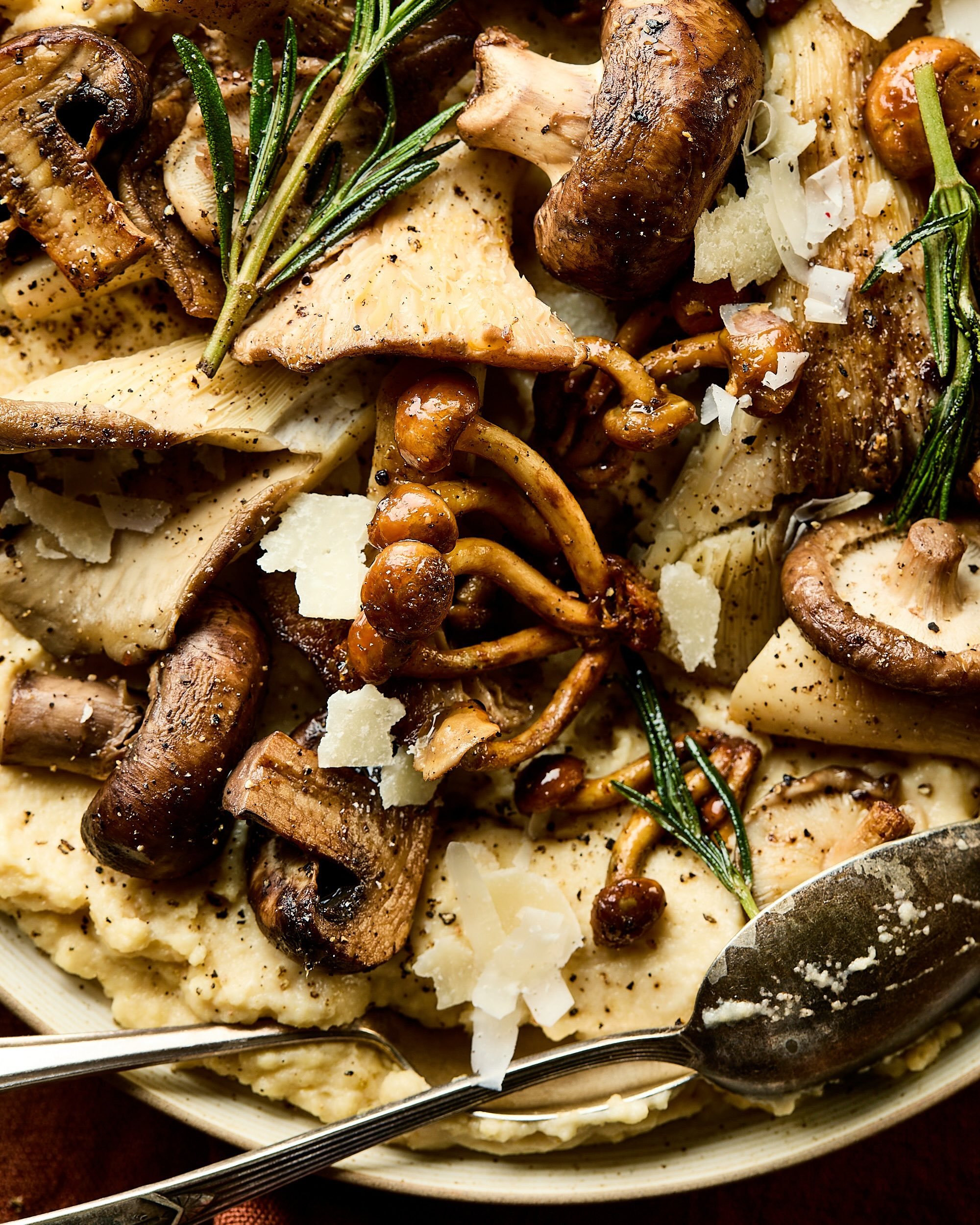 Close up van polenta recept met gebakken paddenstoelen