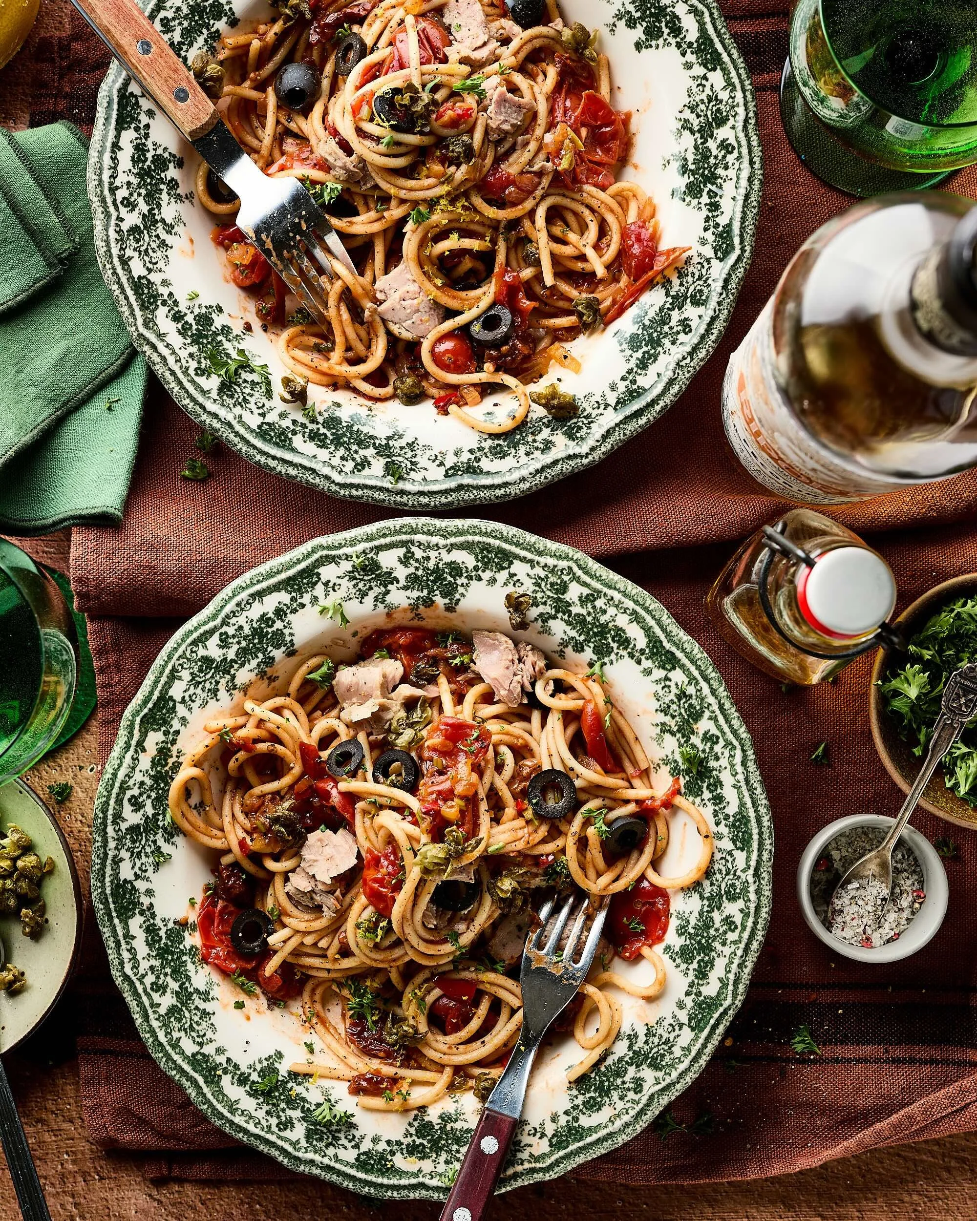 Spaghetti alla puttanesca, frisse zomerse pasta klassieker met ansjovis, tonijn en gefrituurde kappertjes, in 30 minuten op tafel