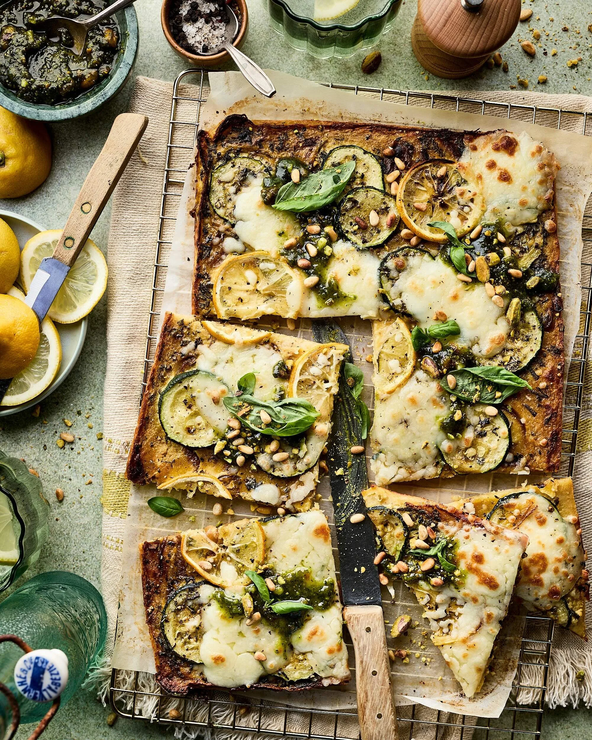 Farinata van de bakplaat met courgette en citroen, nieuw op de homepage