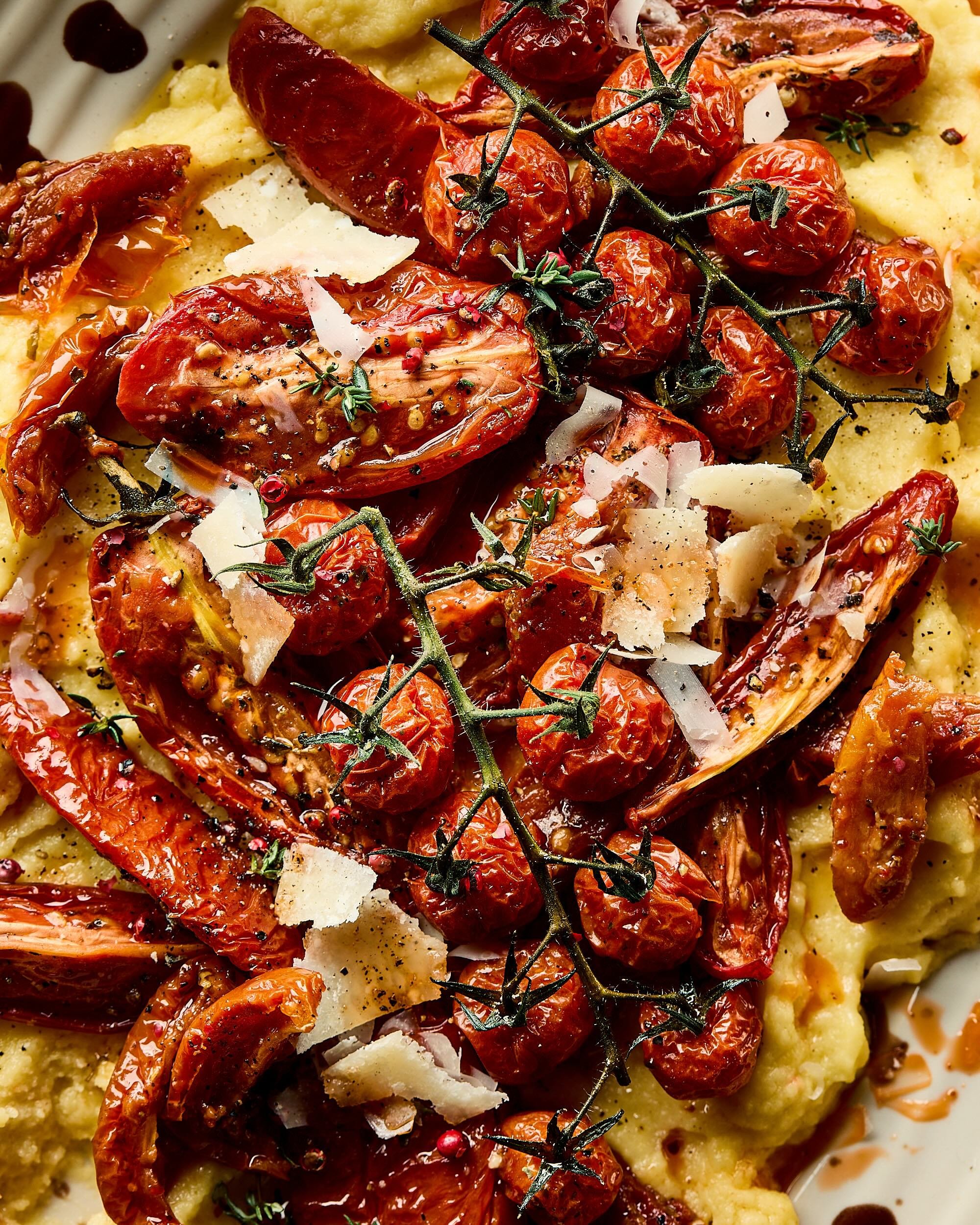 Close-up Romige polenta met tomaat