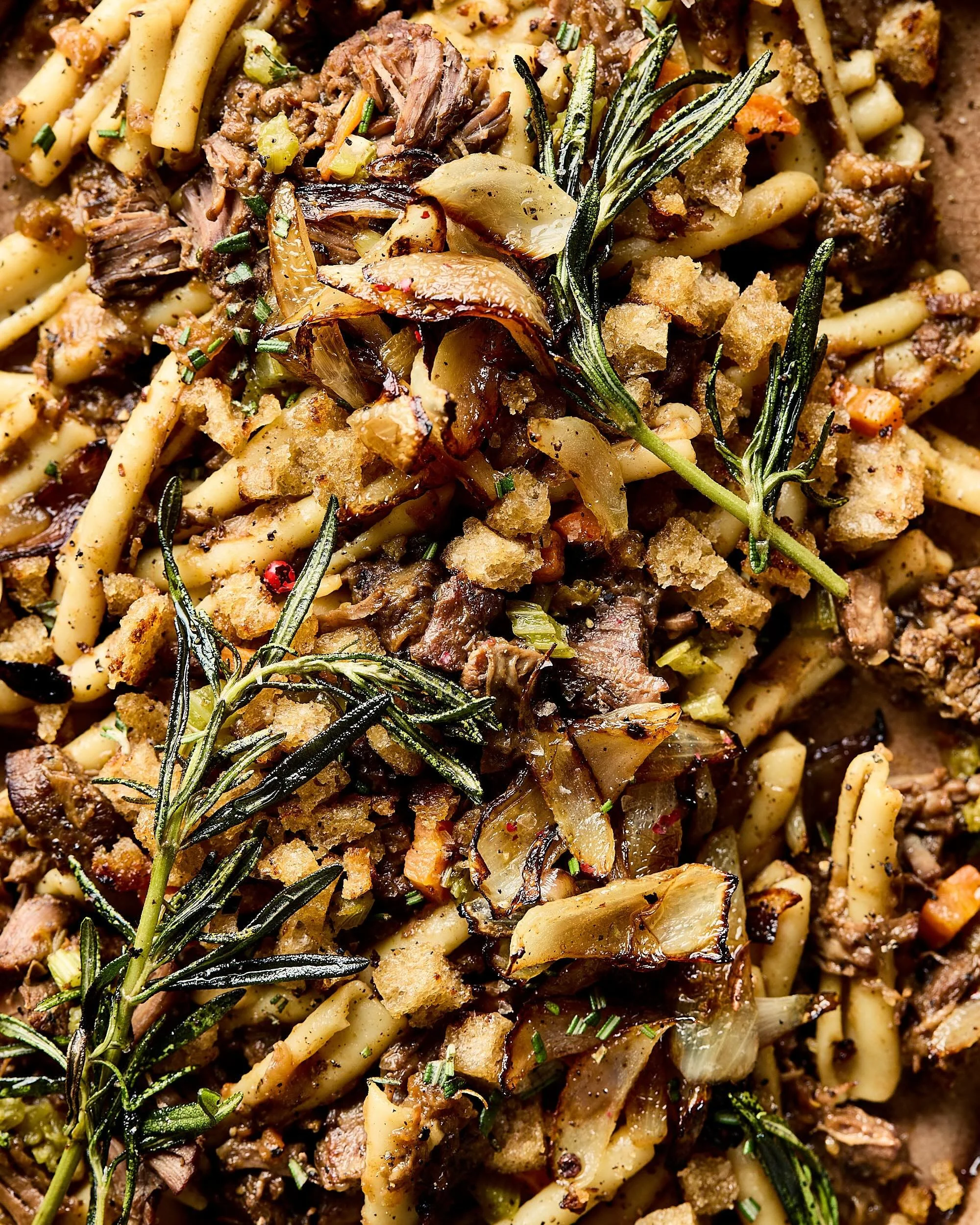 Close-up van Pasta genovese, Italiaanse klassieker - pasta, stoofvlees en uien