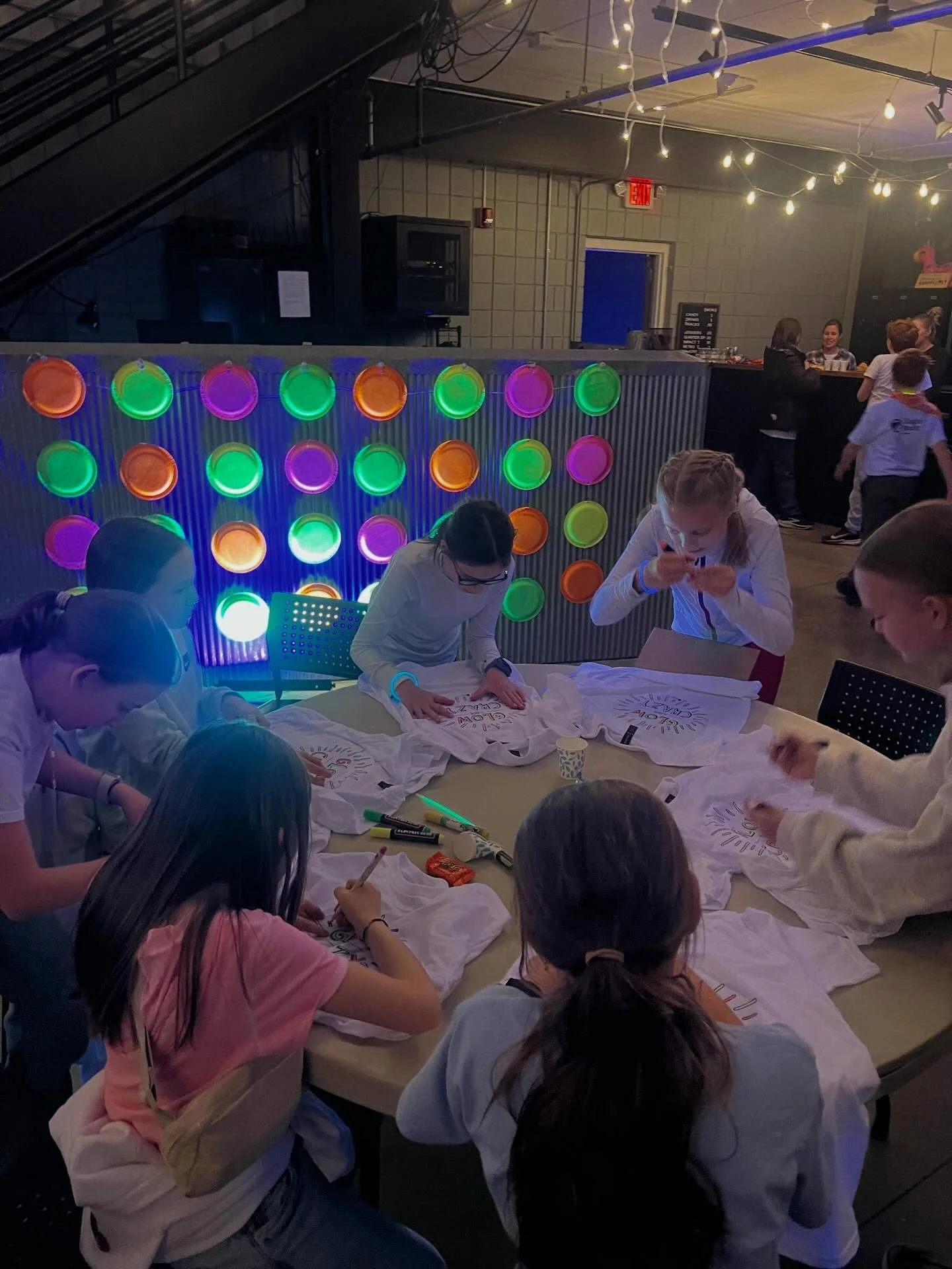 No cold stopping this Glow Party tonight! 

Our 4th &amp; 5th graders had a blast with designing t-shirts, 9 square, mini golf from @jollyjumpzbounceworld and so much more! (Maybe just a little sugar thrown in there too&hellip;sorry parents&hellip;😉