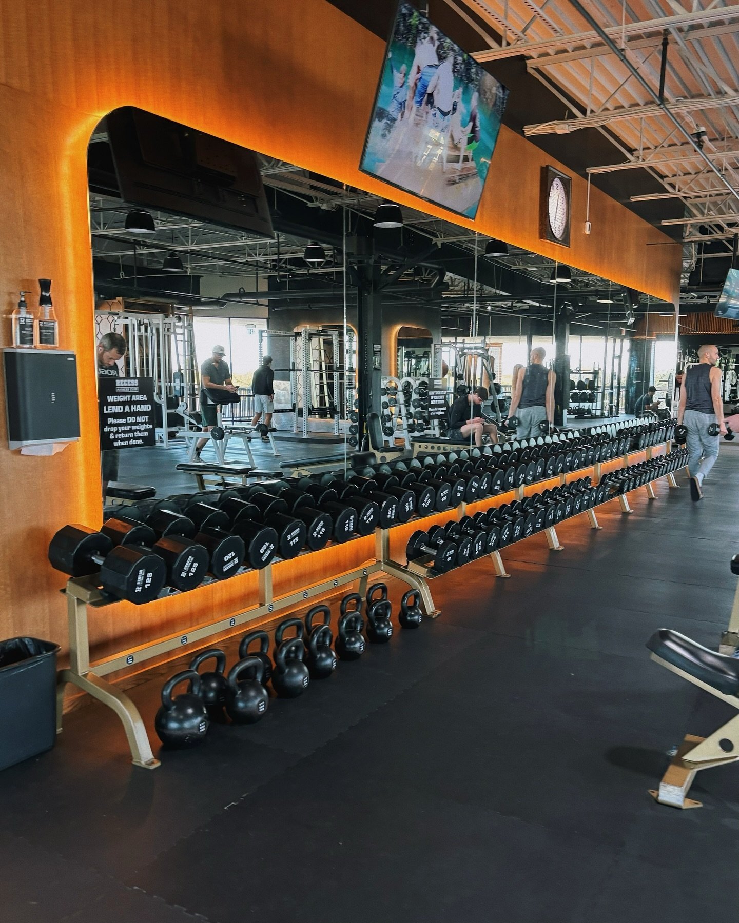 I am so fortunate to now be able to run my business out of this stunning facility! Here&rsquo;s what you get when you train with me:

&bull; Unlimited gym access during business hours 🕐
&bull; Access to Cold Plunge + Sauna ❄️🔥
&bull; A cute lil fur