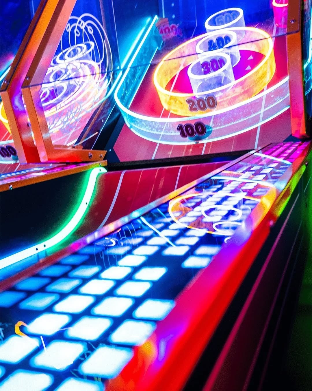 Santo Amaro t&aacute; daquele jeito: pinballs brilhando, arcades cl&aacute;ssicos, brinquedos eletr&ocirc;nicos e uma energia que chama o jogo.

Aqui, cada m&aacute;quina tem uma hist&oacute;ria &mdash; e a pr&oacute;xima pode ser a sua.

Vem pra San