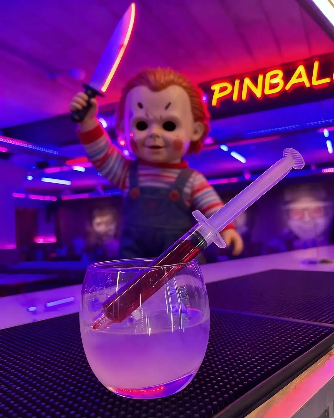 O Barioween t&aacute; chegando, e os drinks j&aacute; est&atilde;o no clima. 🎃🍹

Mumm-H&aacute;, Elvira e o Coquetel de Sangue chegam pra comandar a noite mais sombria do ano.

Qual voc&ecirc; vai encarar primeiro? 👻🔥🍻