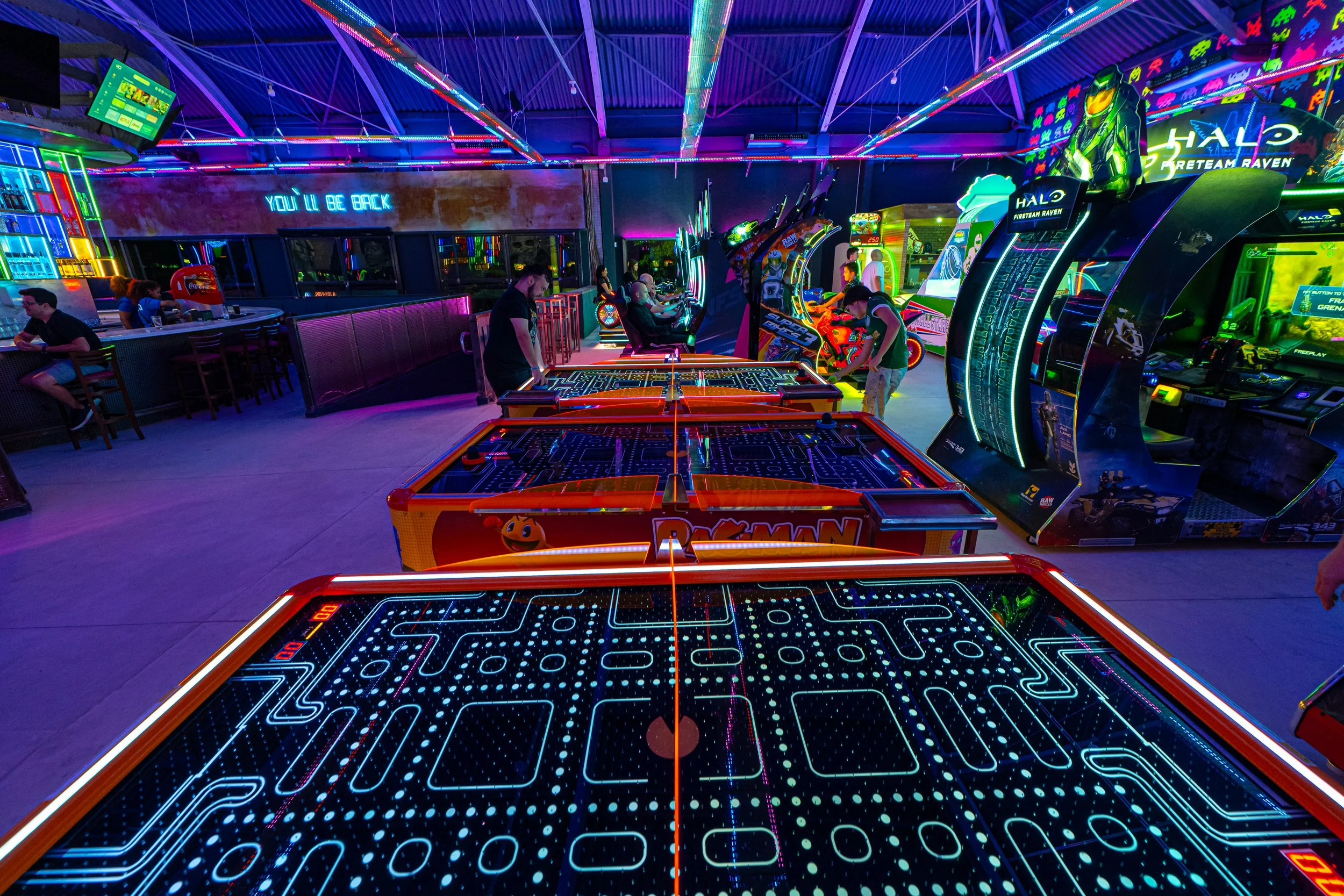 Máquinas de diversão: os jogos que fazem sucesso nos bares arcade