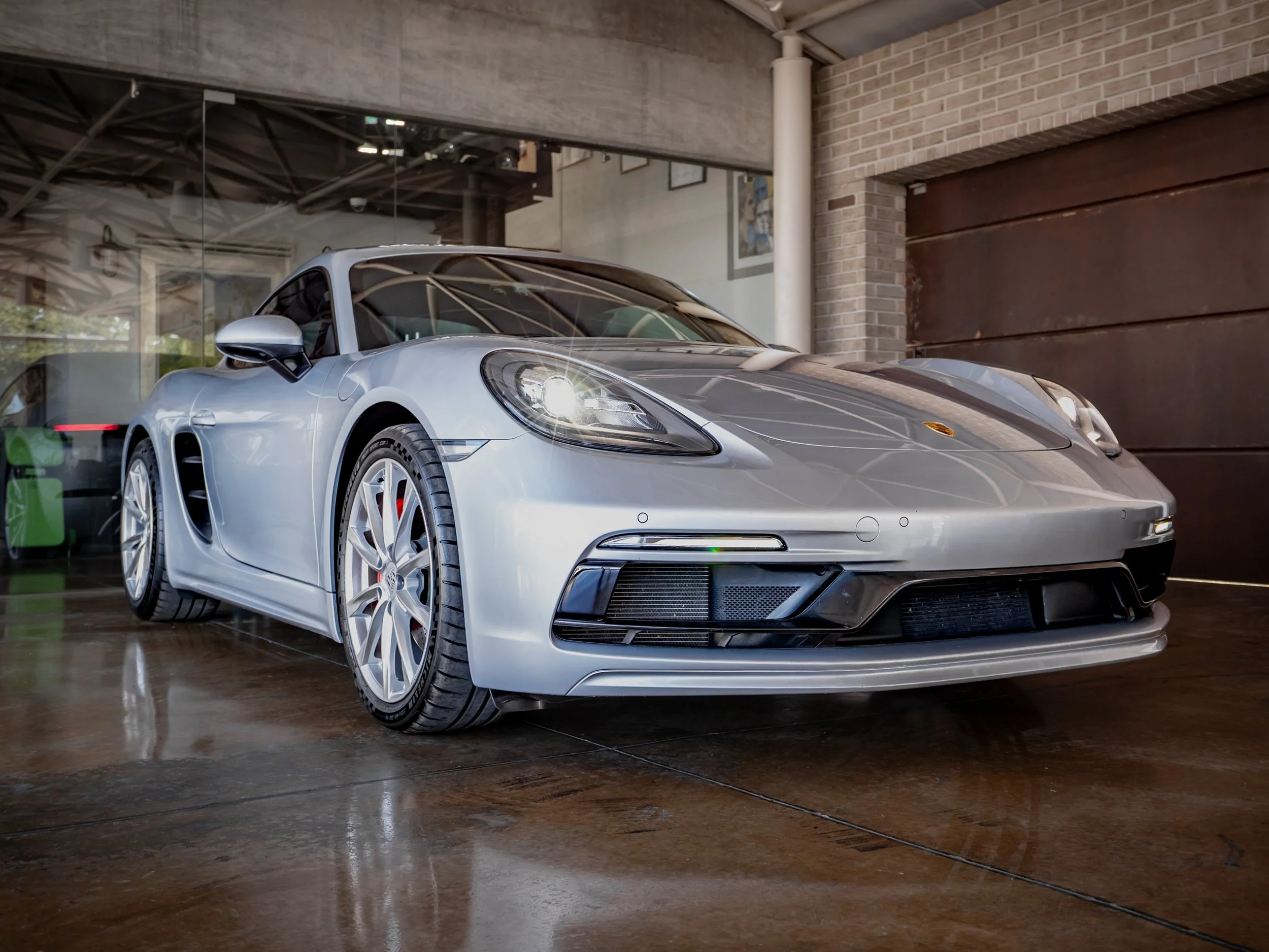 Porsche Cayman-2.jpg